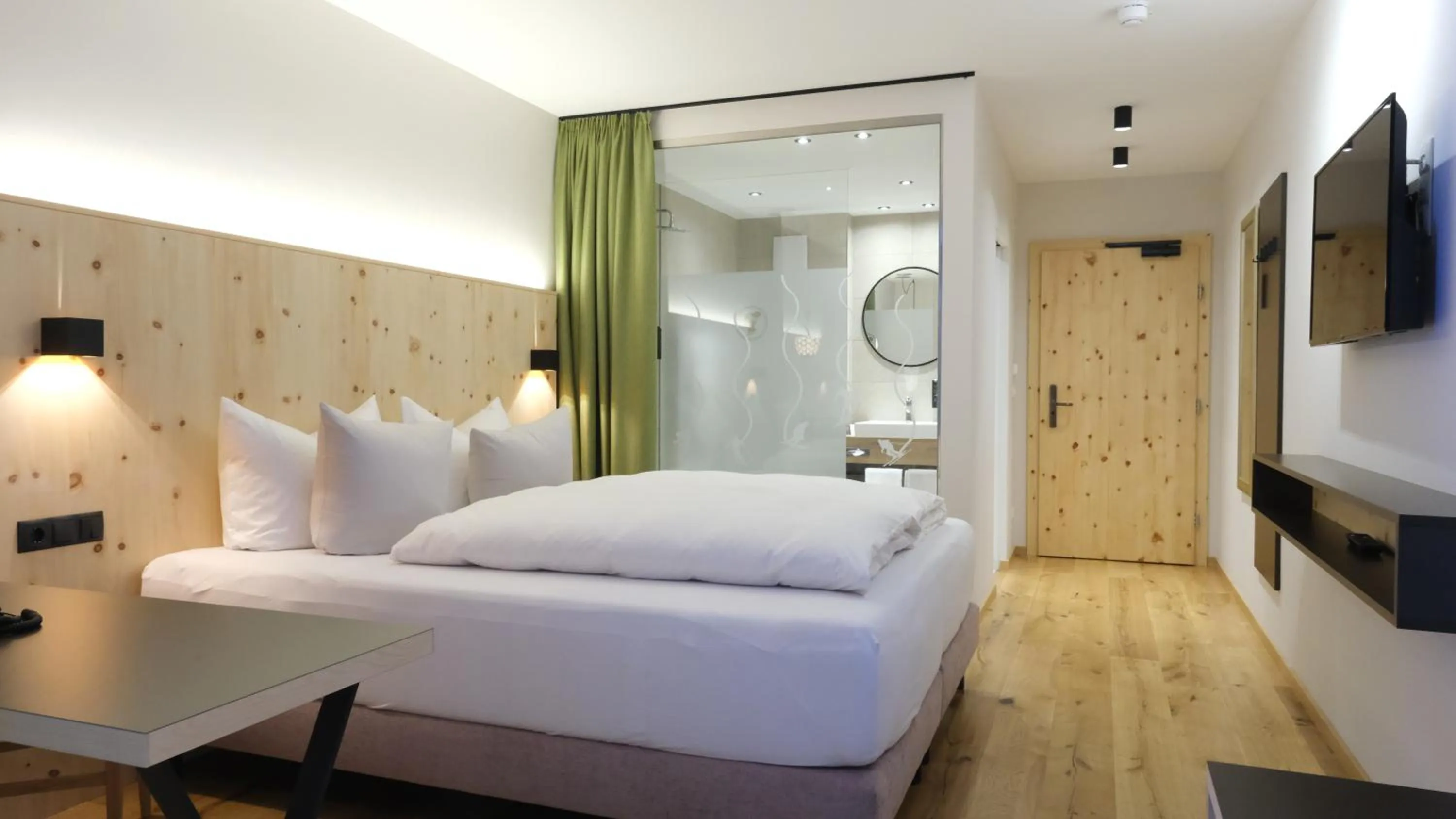 Bed in Hotel Die Arlbergerin - Design & Tiroler Gemütlichkeit