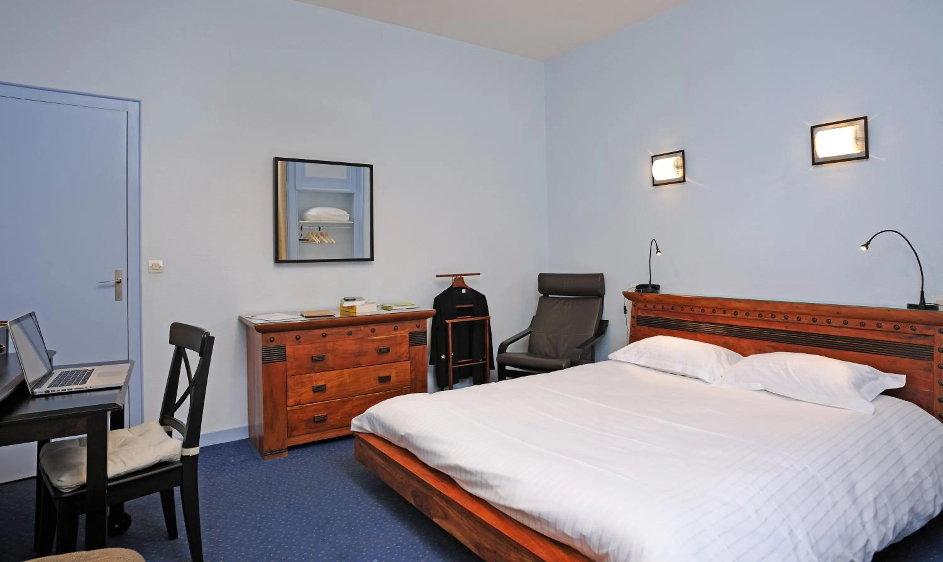 Photo of the whole room, Bed in Hostellerie du Forez