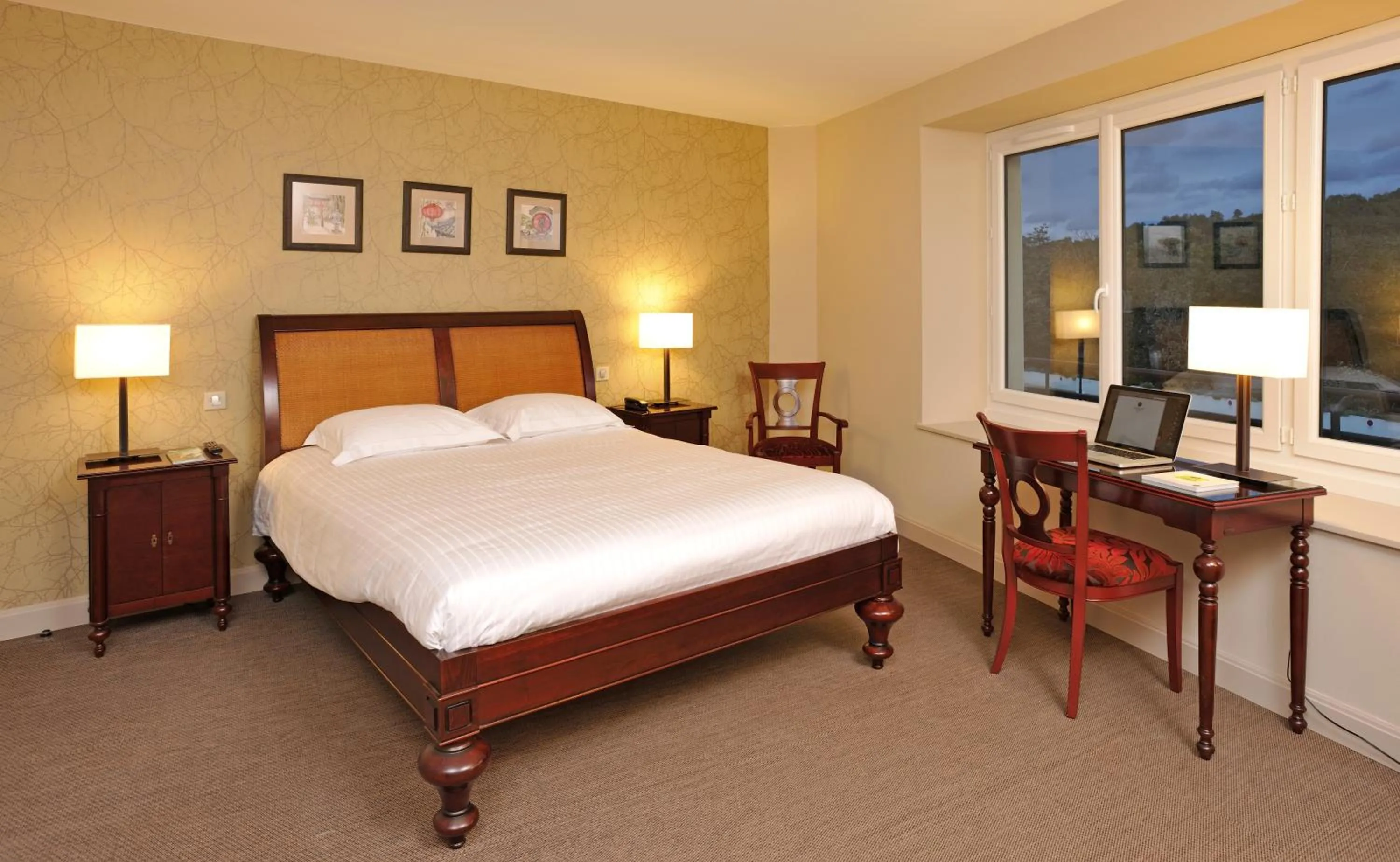 Photo of the whole room, Bed in Hostellerie du Forez