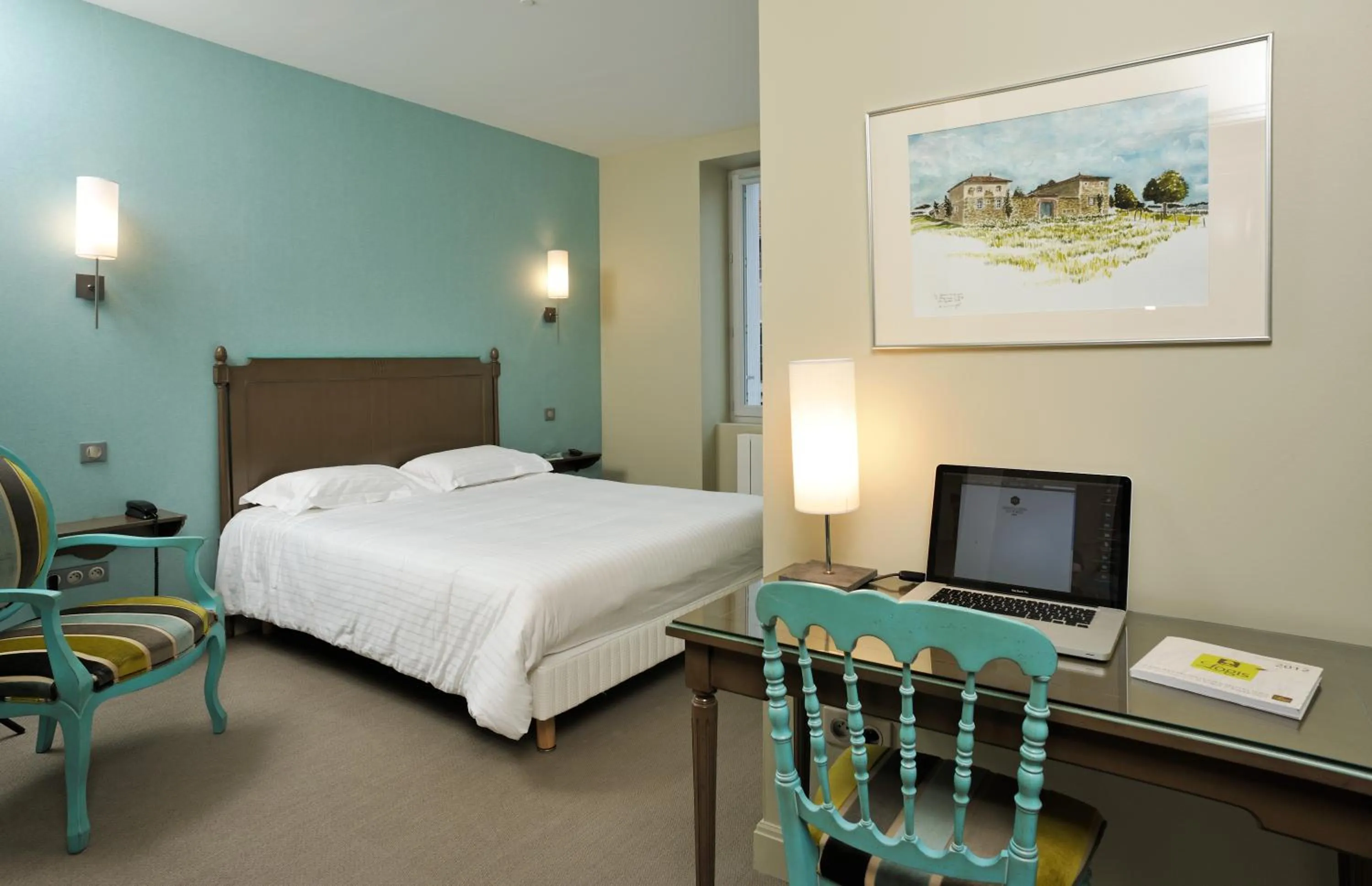 Photo of the whole room, Bed in Hostellerie du Forez