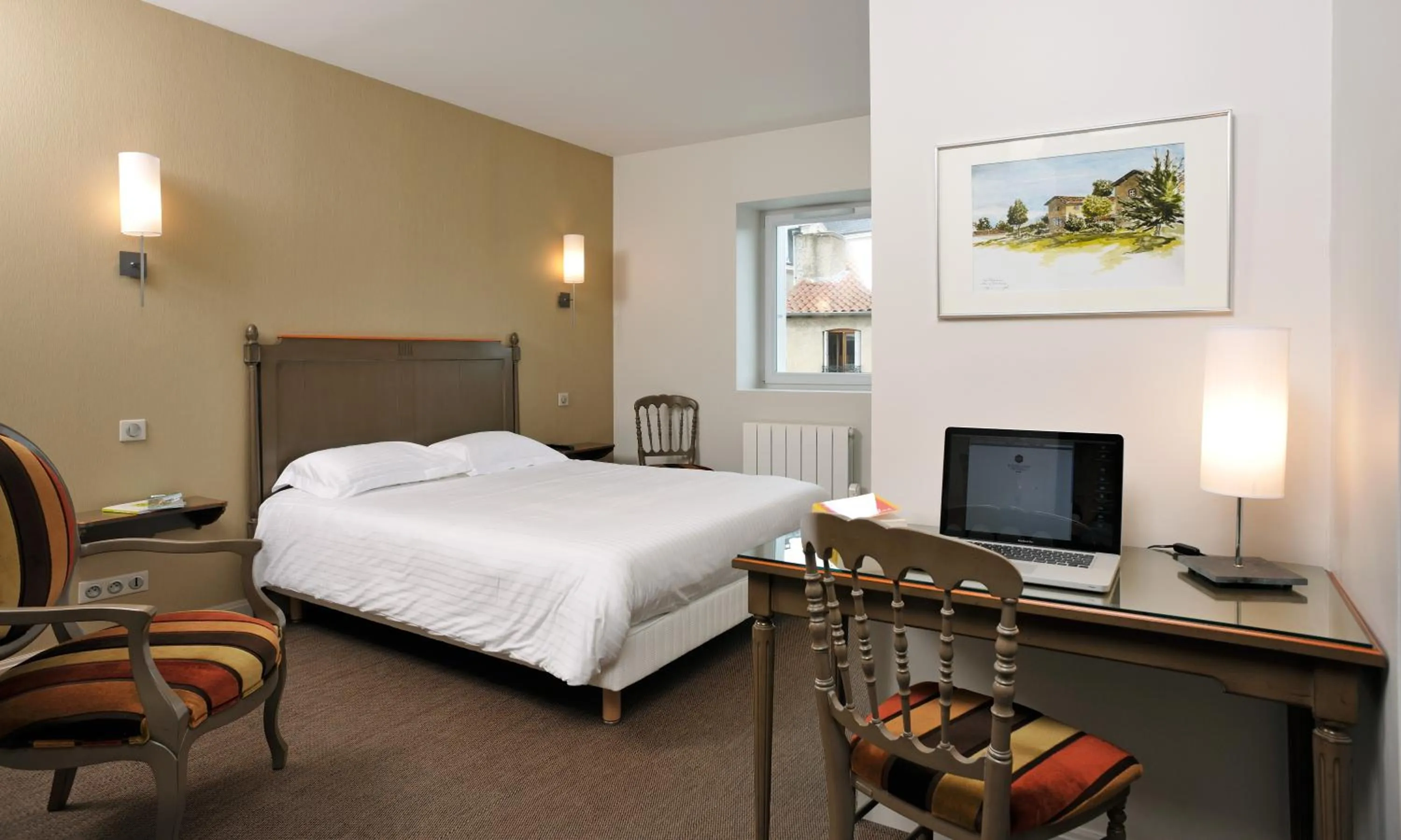 Photo of the whole room, Bed in Hostellerie du Forez