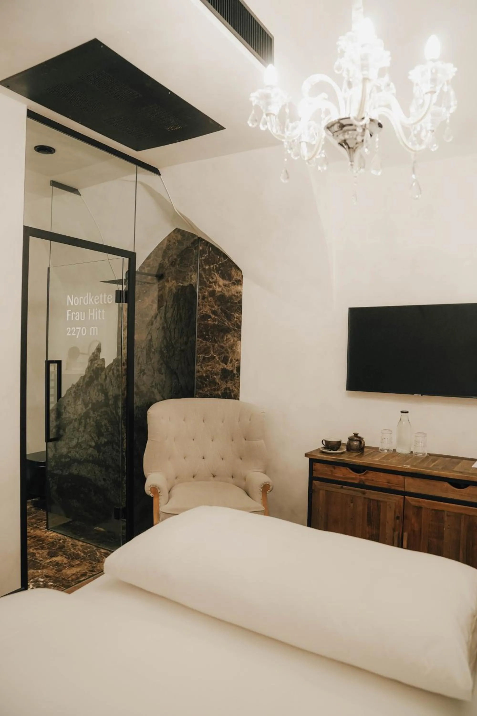 Bathroom, Bed in Boutiquehotel Weisses Rössl