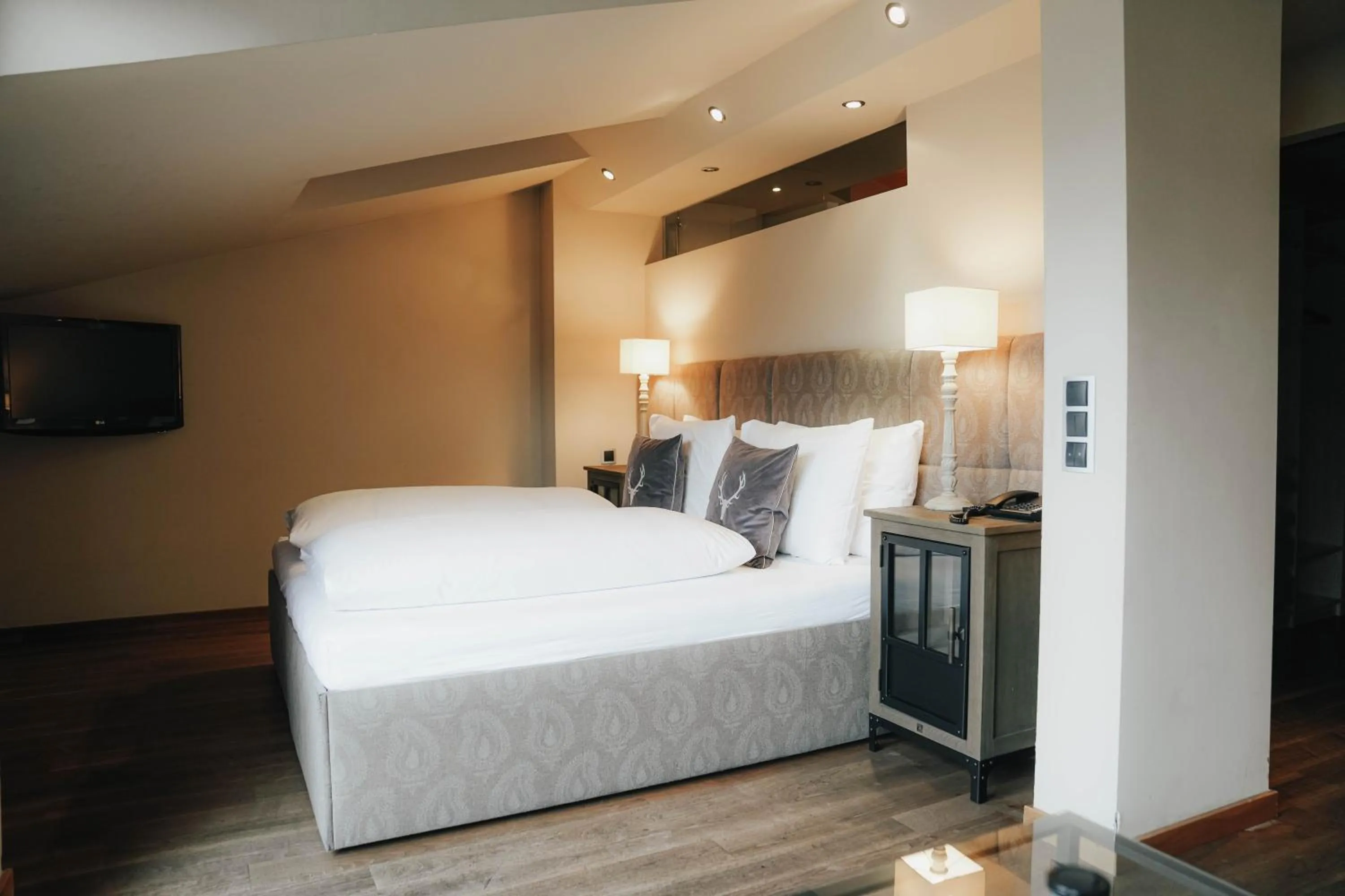 Bedroom, Bed in Boutiquehotel Weisses Rössl