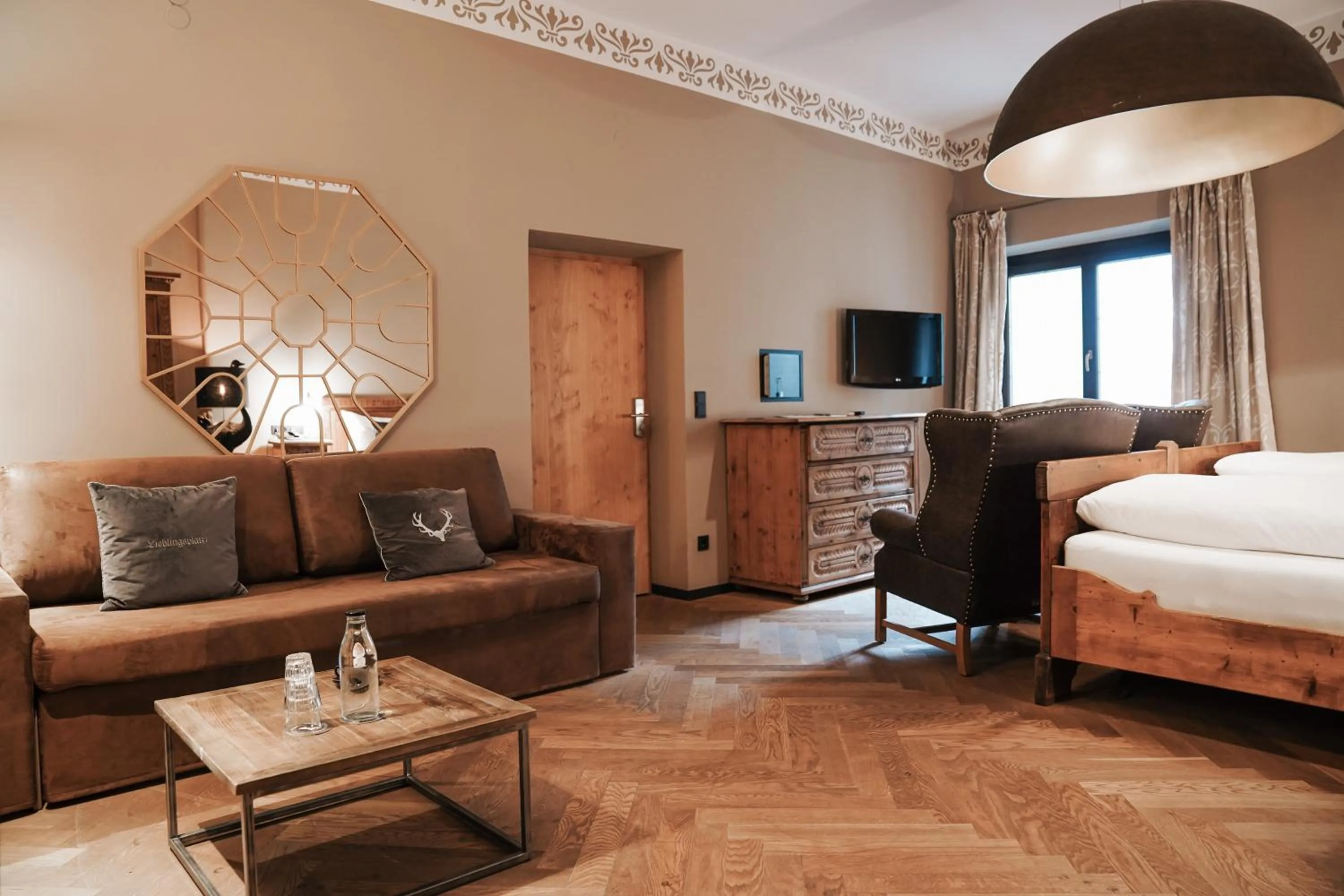 Photo of the whole room, Bed in Boutiquehotel Weisses Rössl