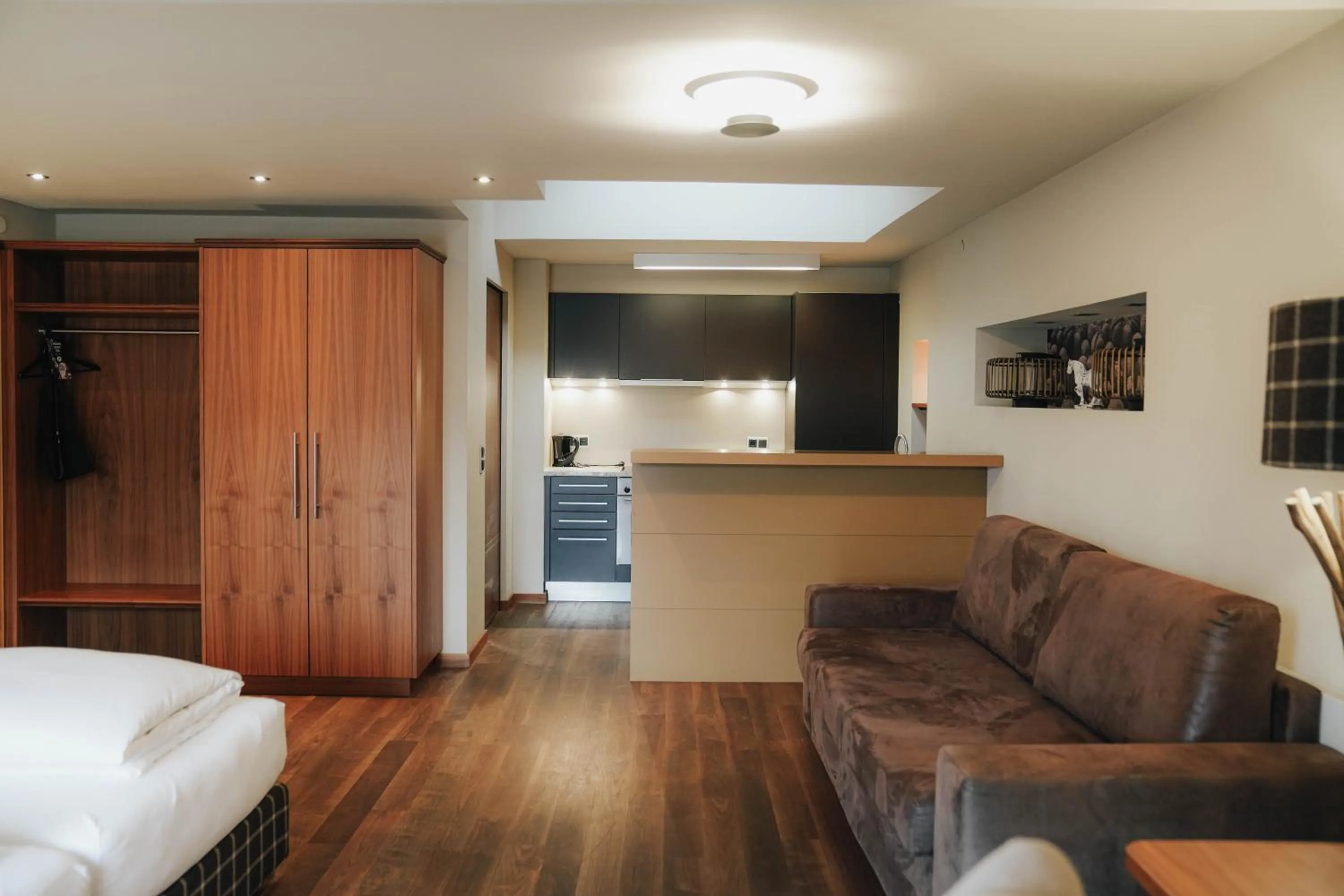 Living room, Bed in Boutiquehotel Weisses Rössl