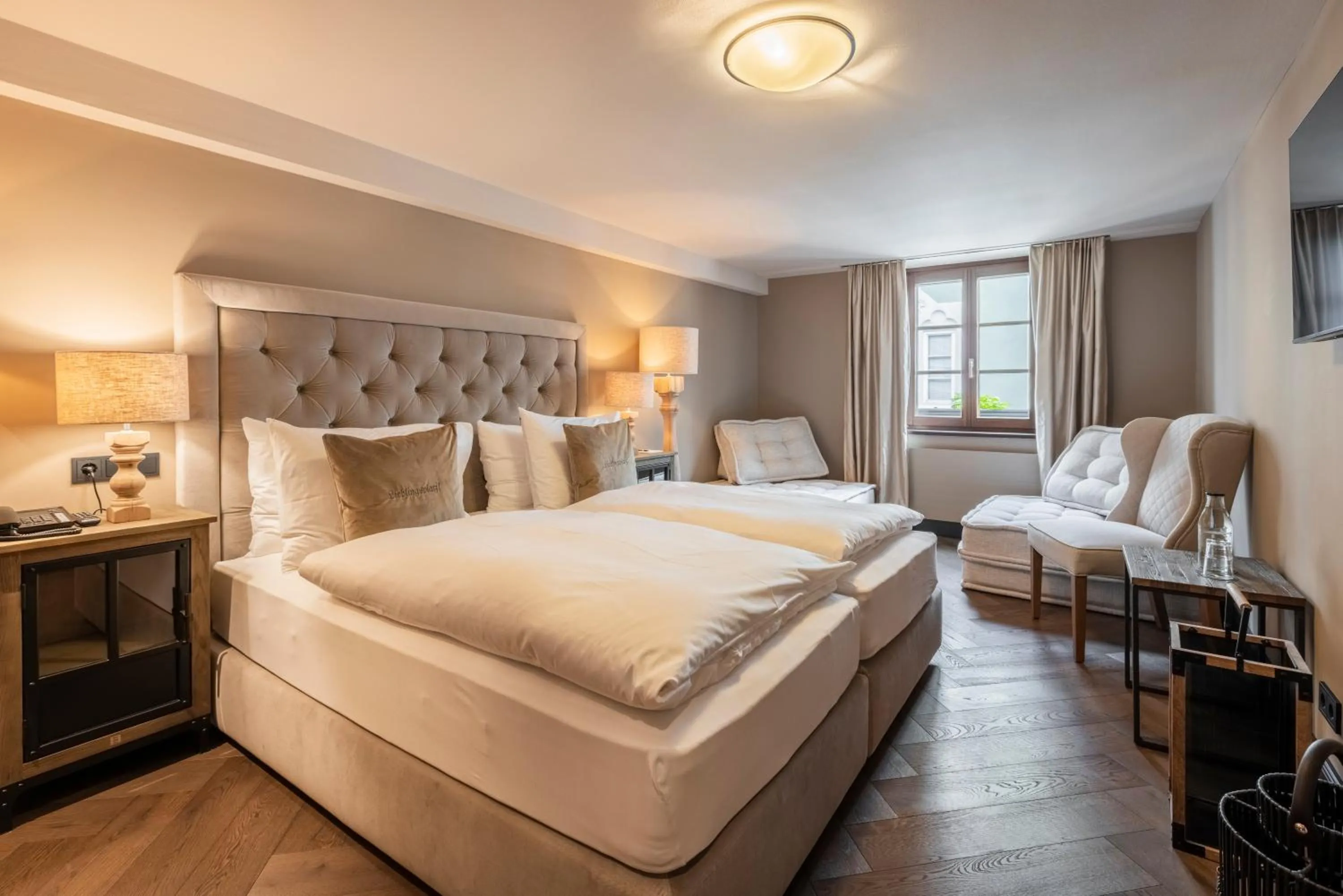 Photo of the whole room, Bed in Boutiquehotel Weisses Rössl