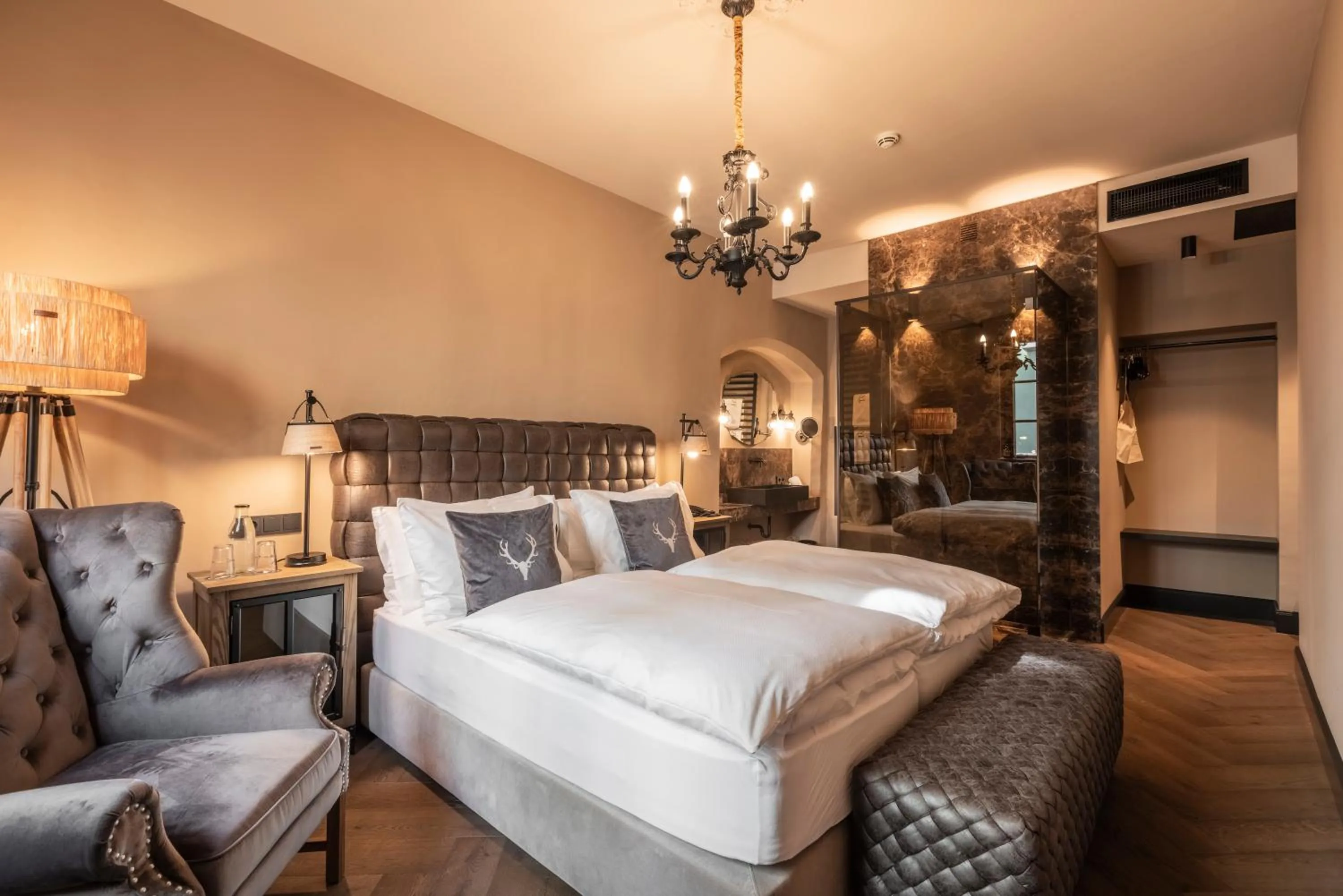 Photo of the whole room, Bed in Boutiquehotel Weisses Rössl