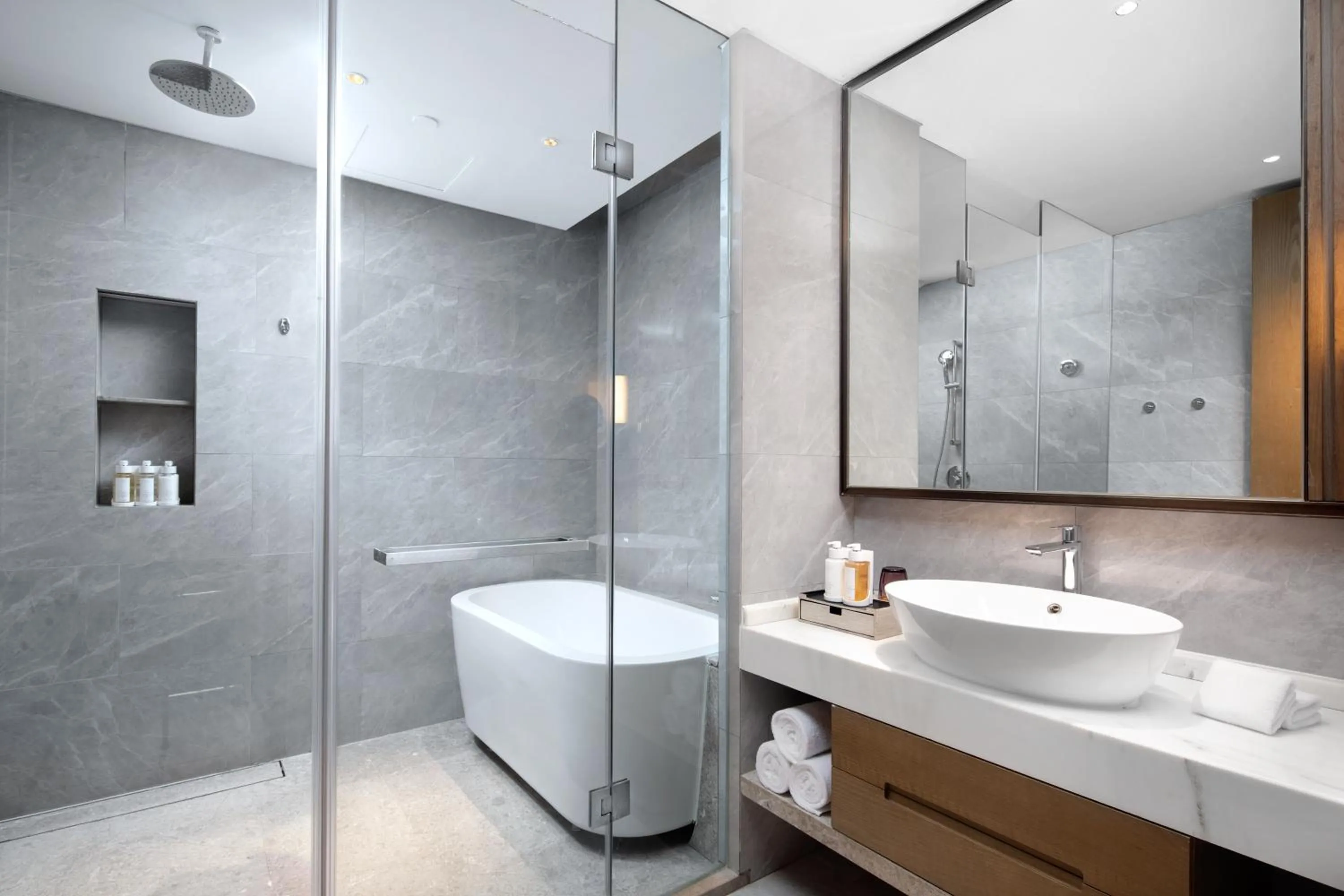 Toilet in Holiday Inn & Suites Sanya Yalong Bay