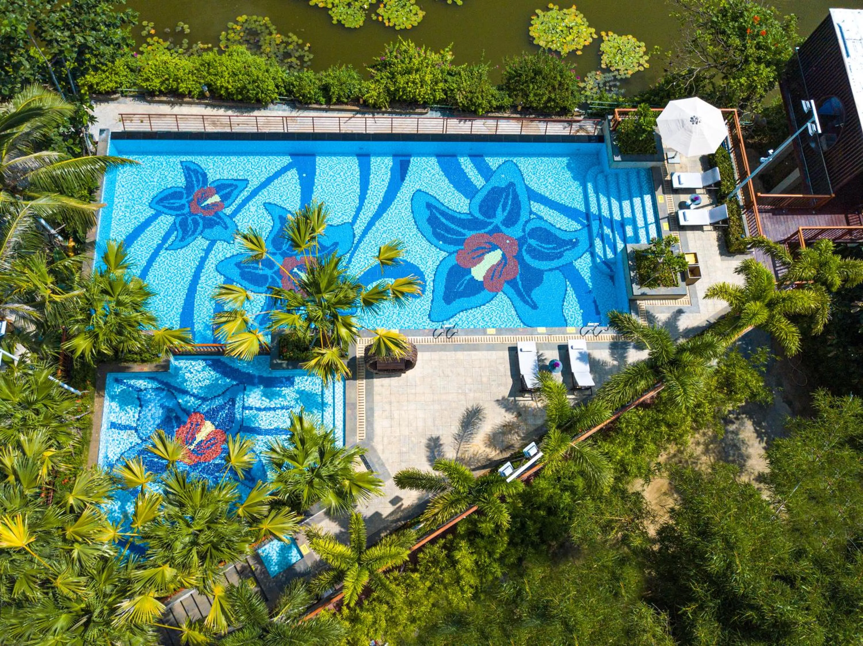 Swimming pool in Holiday Inn & Suites Sanya Yalong Bay
