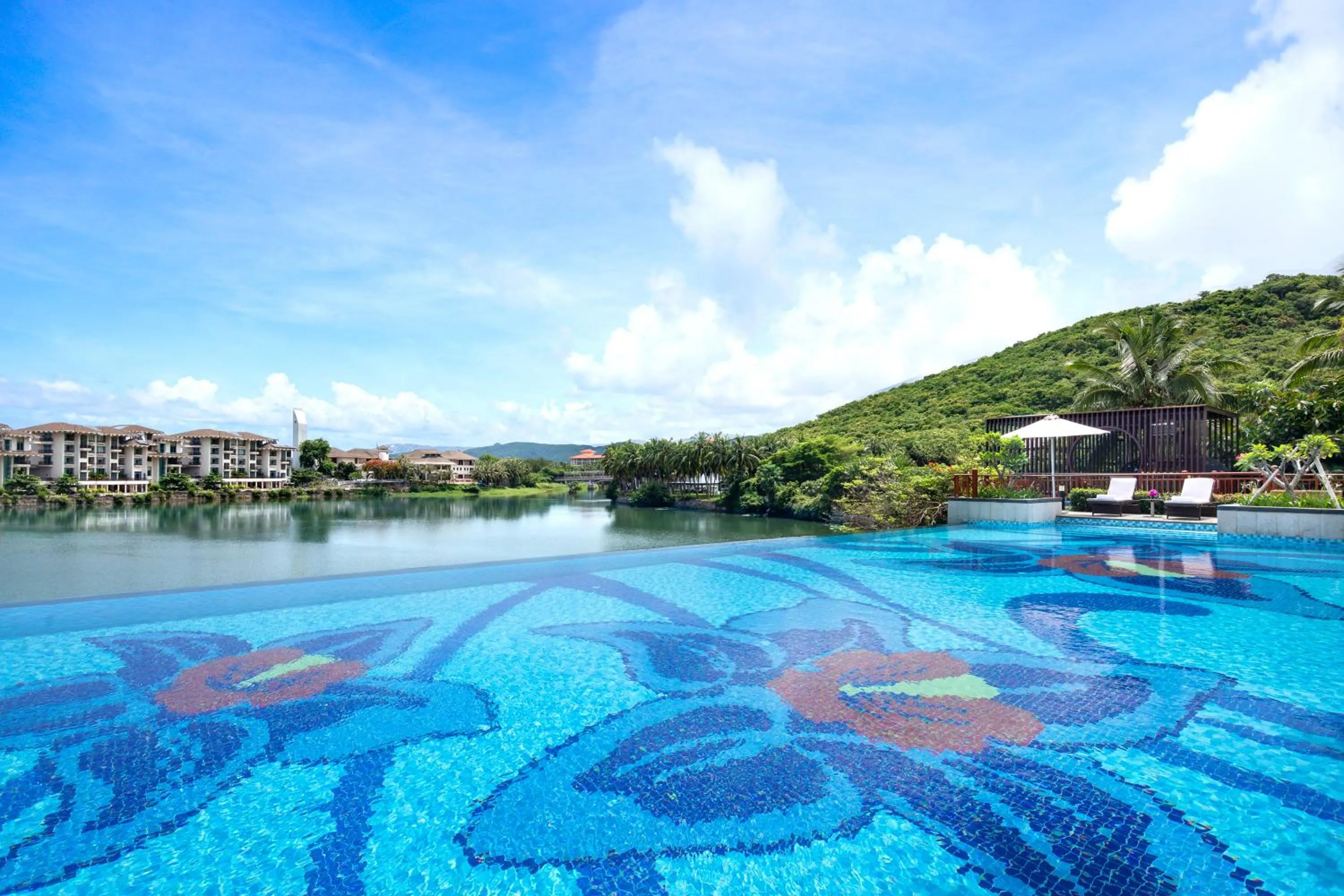 Swimming pool in Holiday Inn & Suites Sanya Yalong Bay
