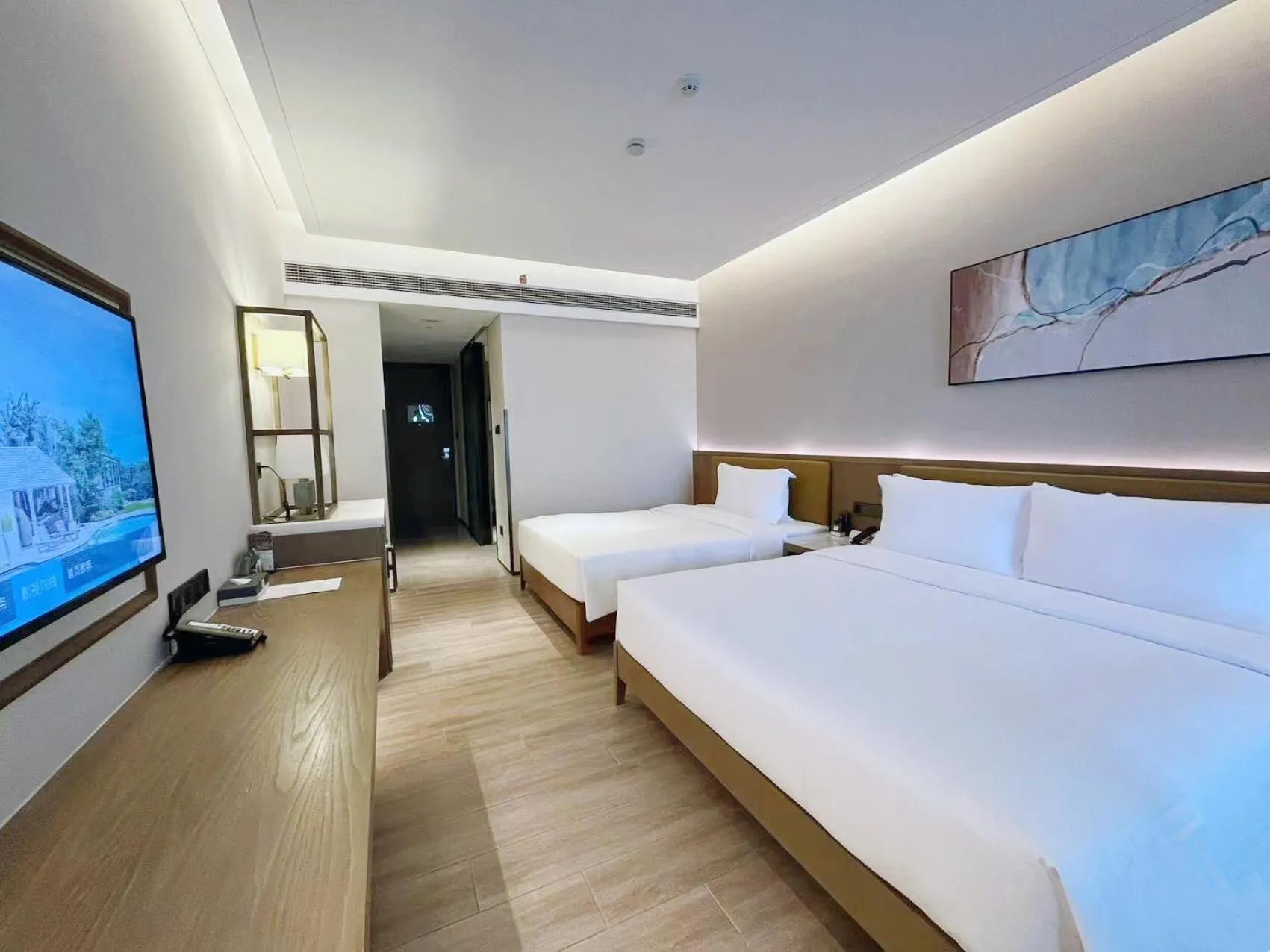 Photo of the whole room, Bed in Holiday Inn & Suites Sanya Yalong Bay