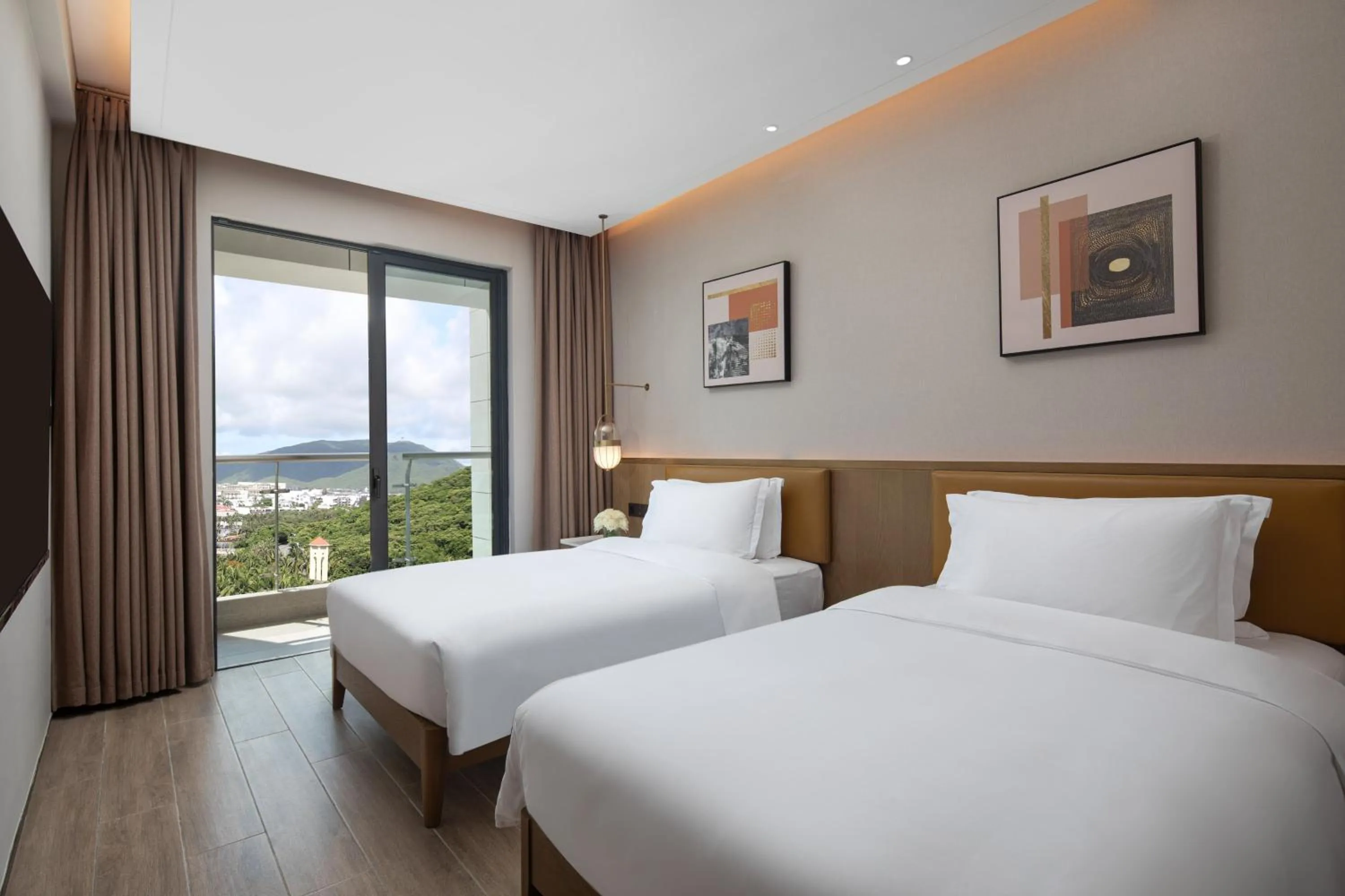 Photo of the whole room, Bed in Holiday Inn & Suites Sanya Yalong Bay