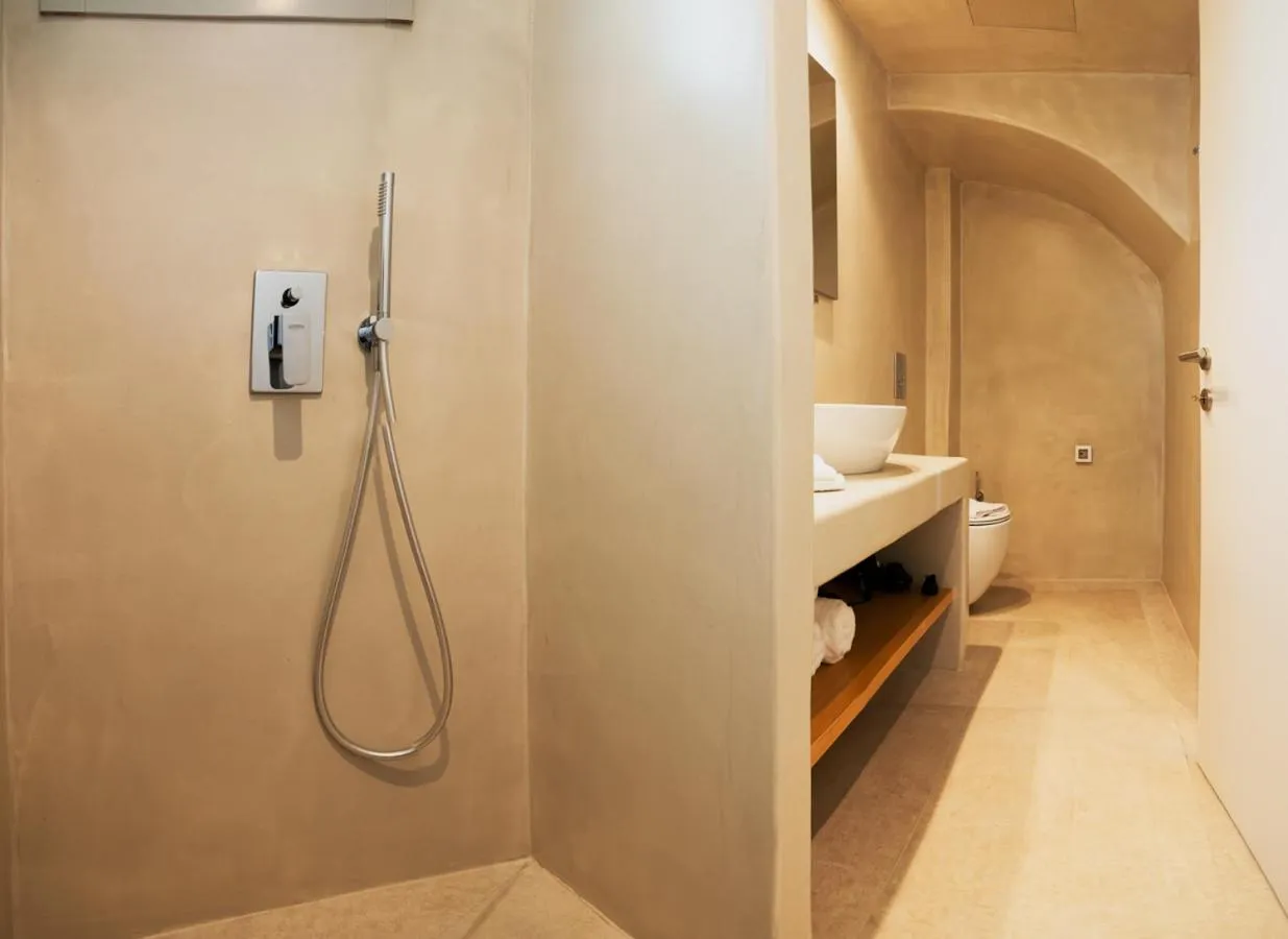 Shower in Adorno Oia