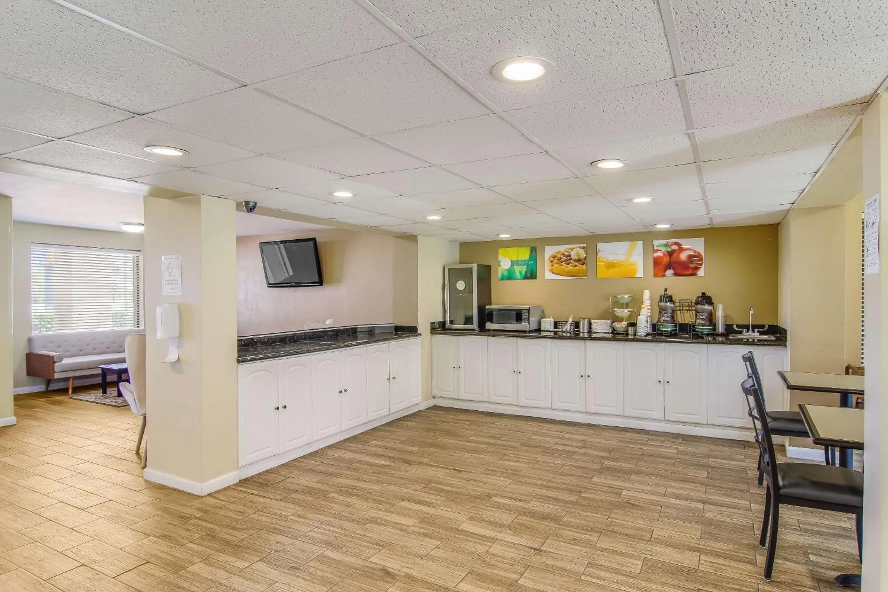 Restaurant/places to eat in Suburban Studios Hotel Kingsland Near I-95