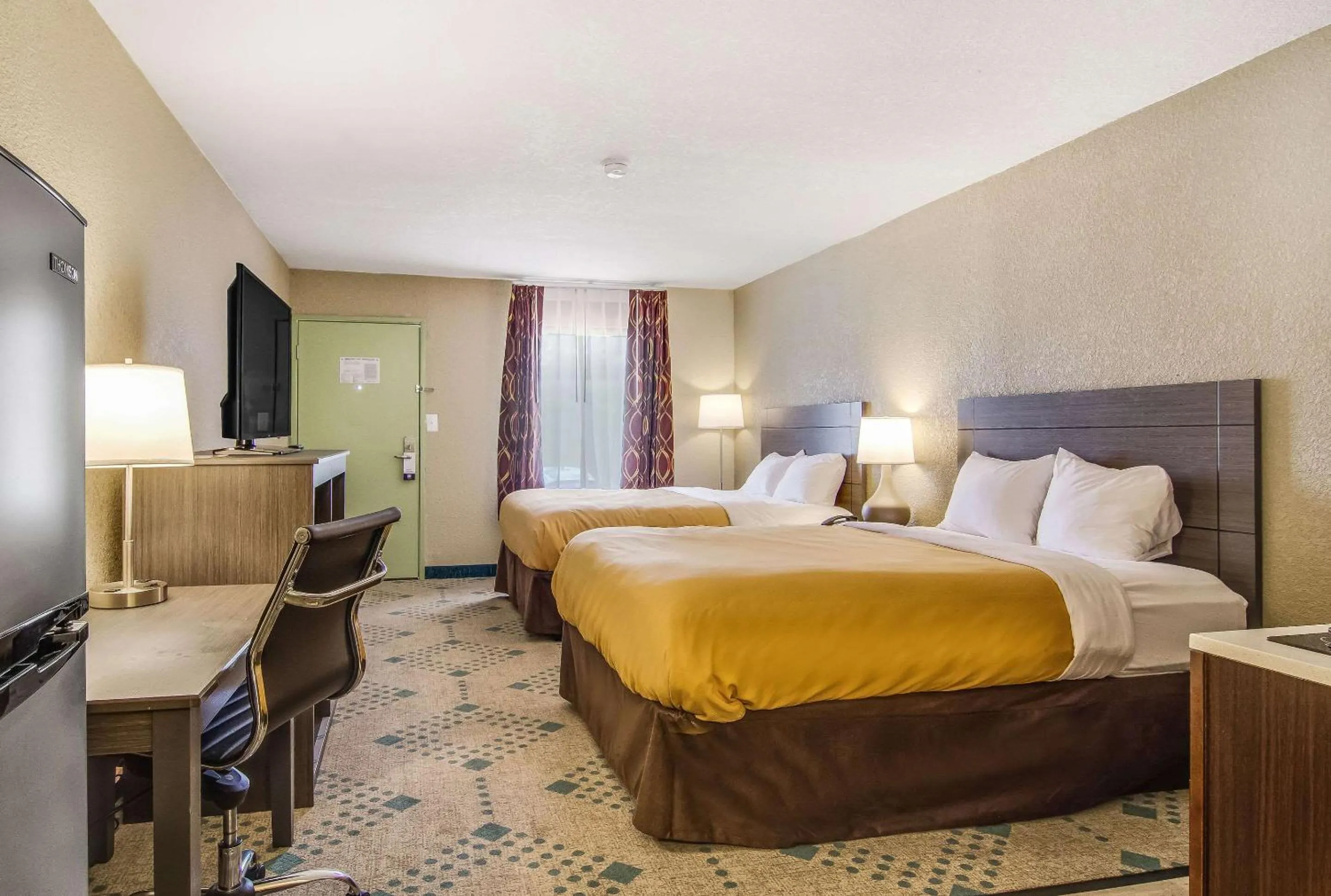 Bedroom, Bed in Suburban Studios Hotel Kingsland Near I-95