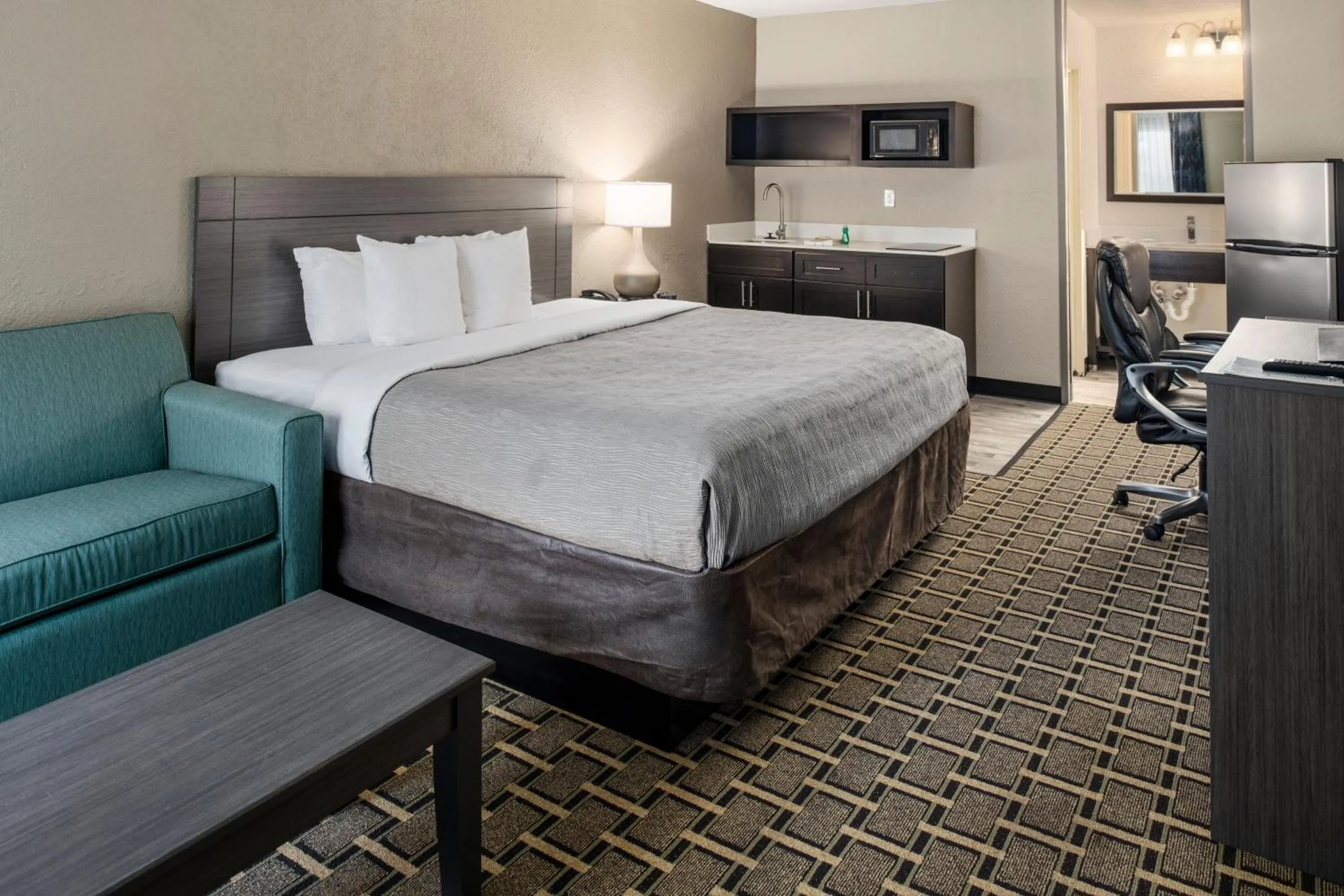 Bedroom, Bed in Suburban Studios Hotel Kingsland Near I-95