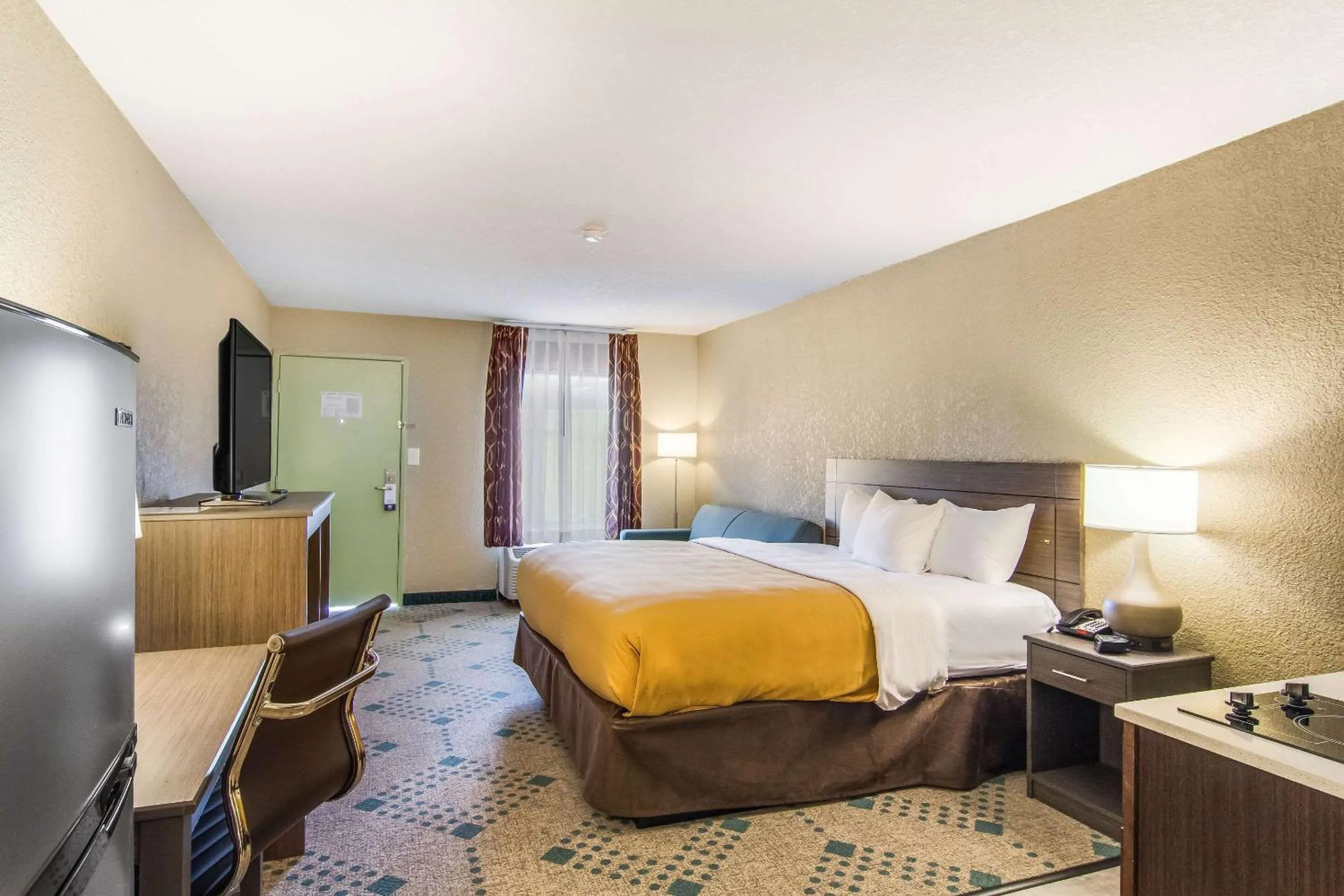 Bedroom, Bed in Suburban Studios Hotel Kingsland Near I-95