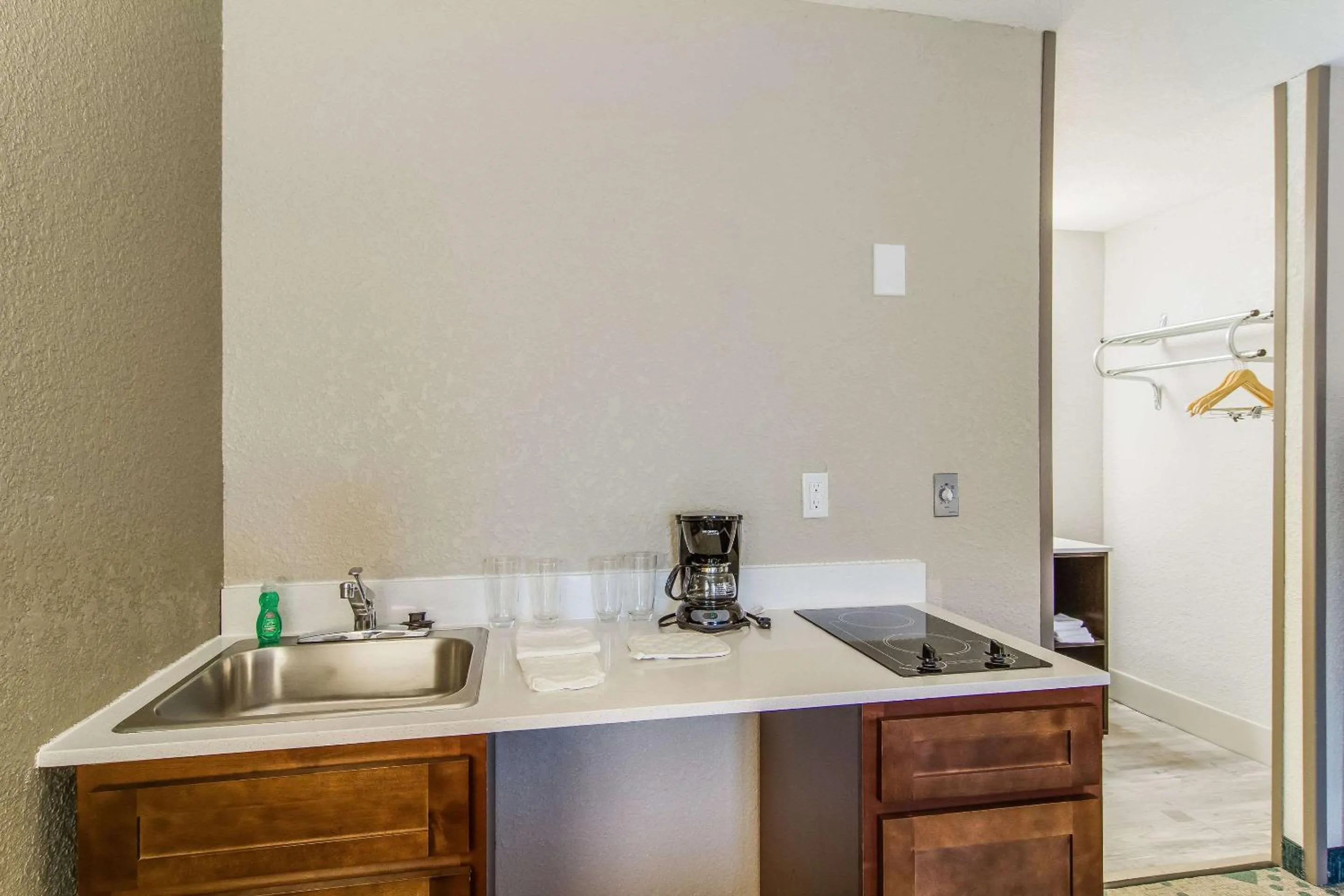 Bedroom in Suburban Studios Hotel Kingsland Near I-95