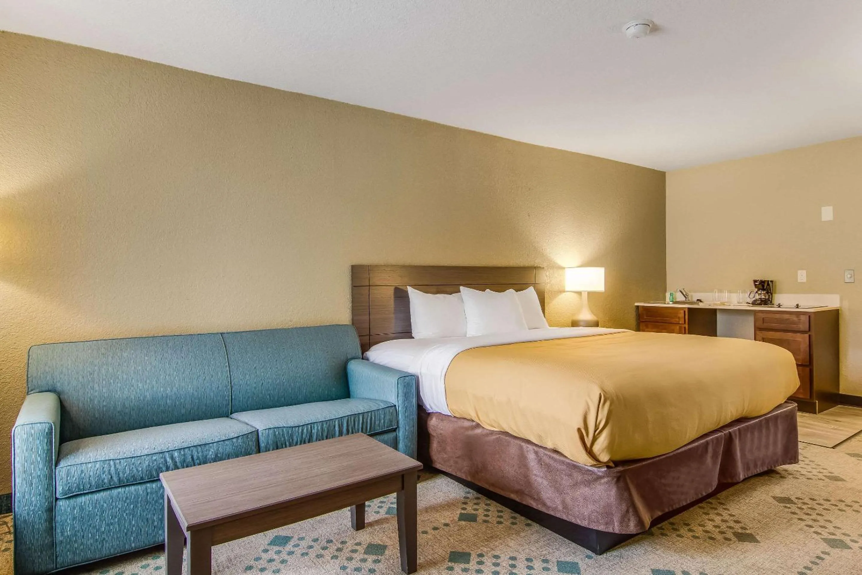 Bedroom, Bed in Suburban Studios Hotel Kingsland Near I-95