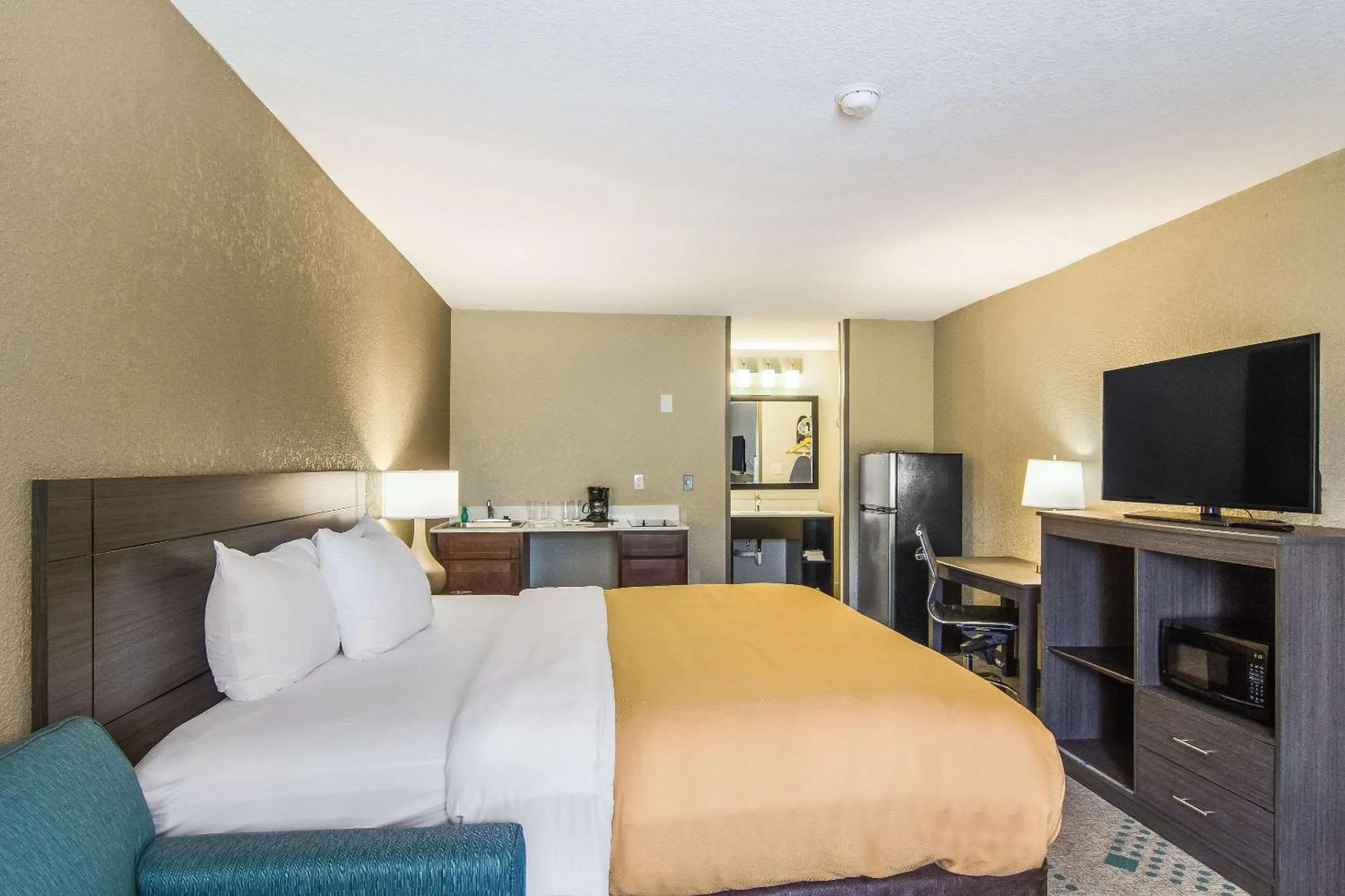 Bedroom, Bed in Suburban Studios Hotel Kingsland Near I-95