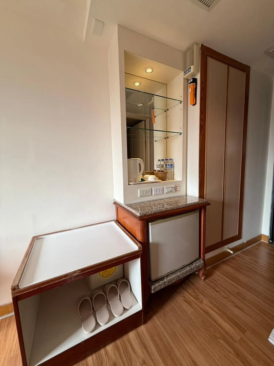 wardrobe in Hua Tong Hotel