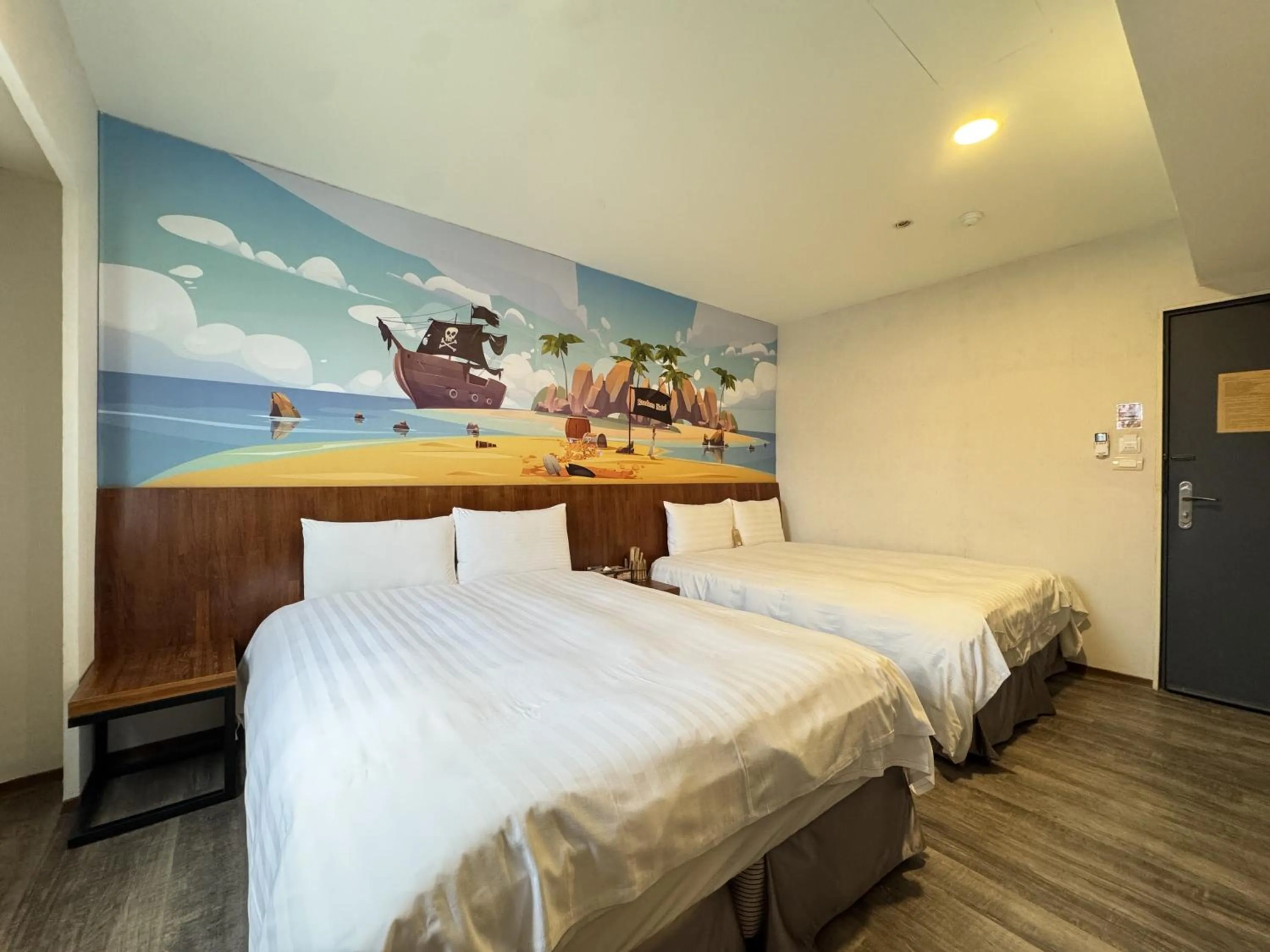 Photo of the whole room, Bed in Roaders Hotel Hualien Dongda