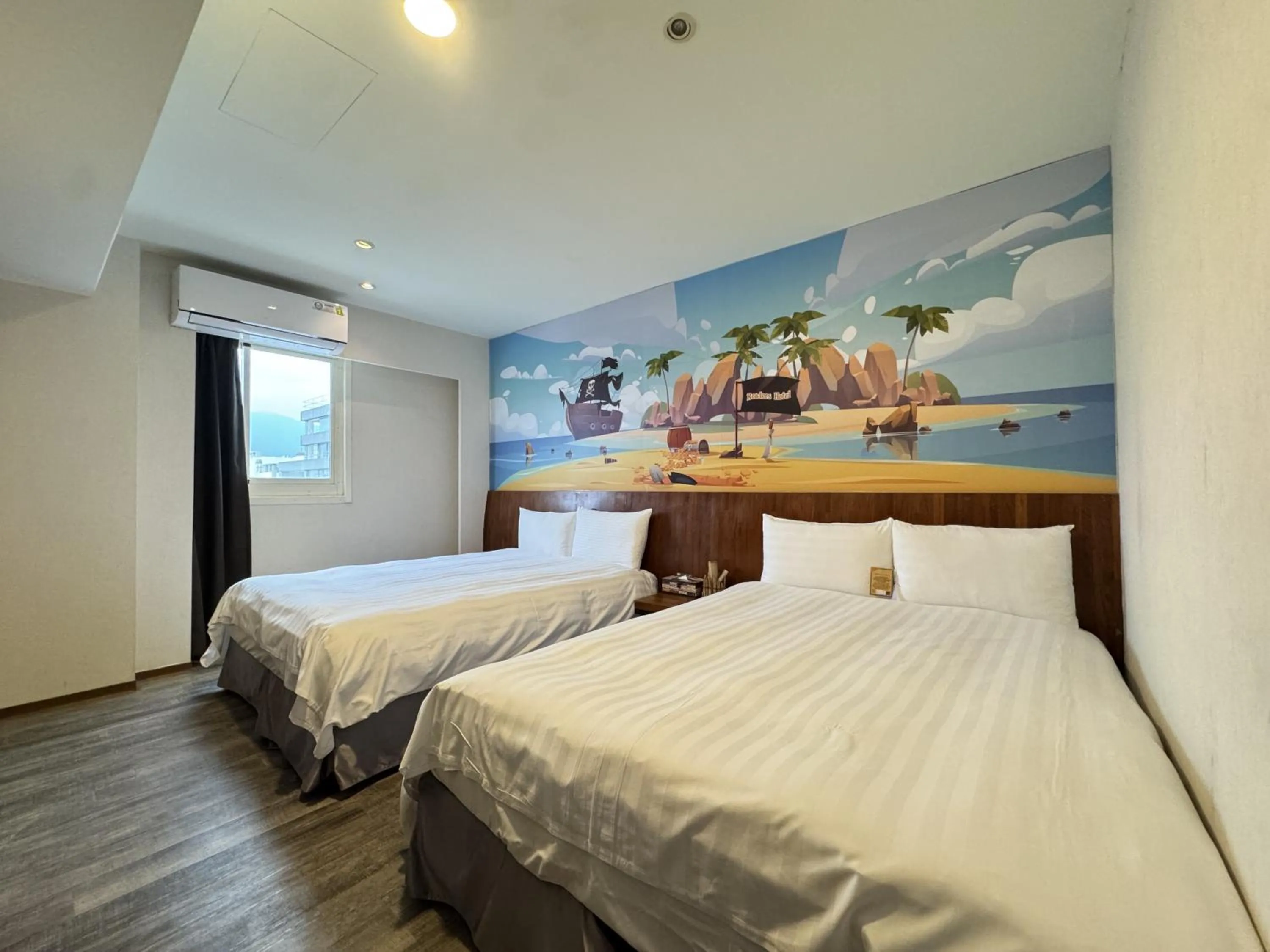 Photo of the whole room, Bed in Roaders Hotel Hualien Dongda