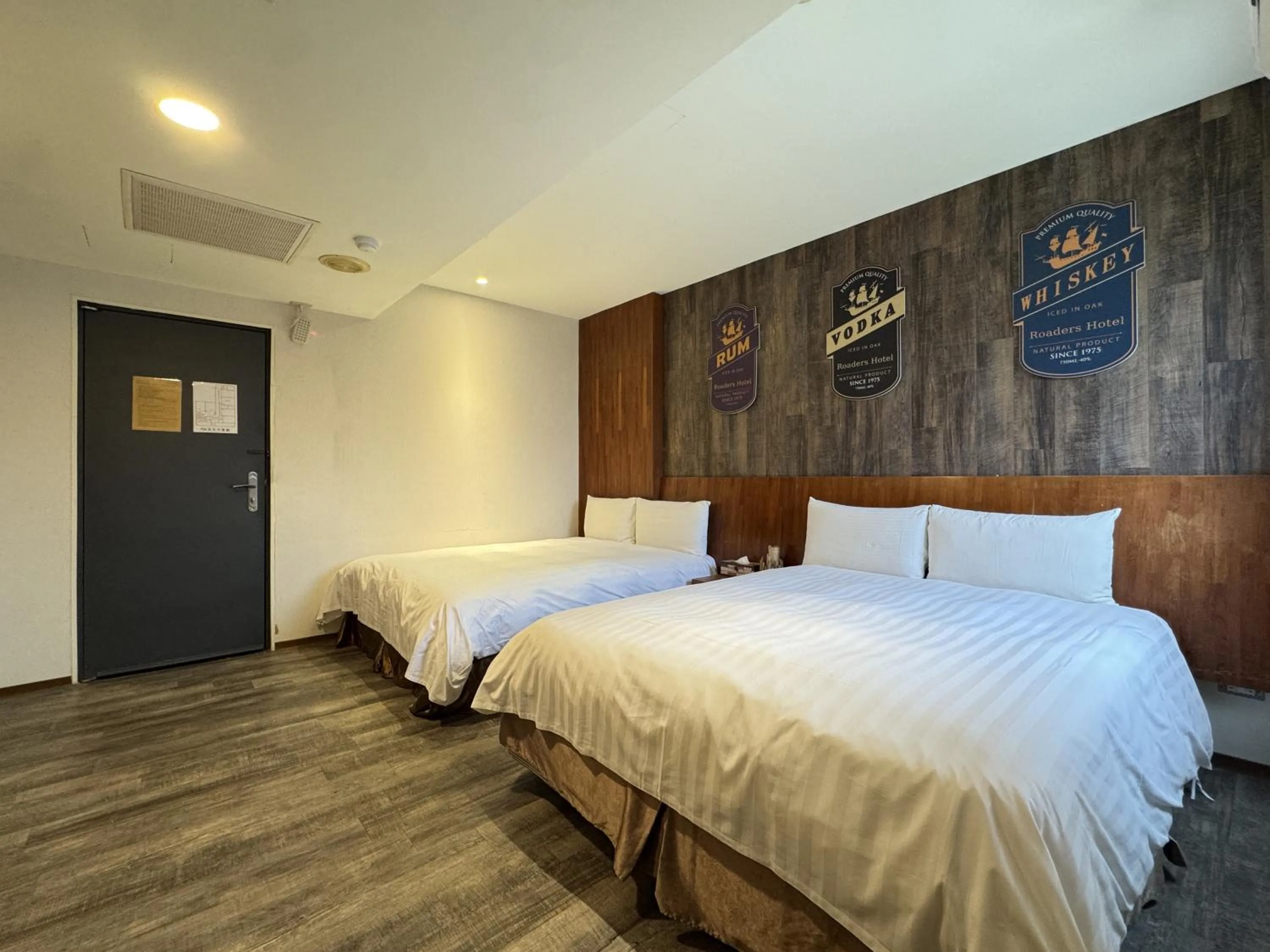 Photo of the whole room, Bed in Roaders Hotel Hualien Dongda