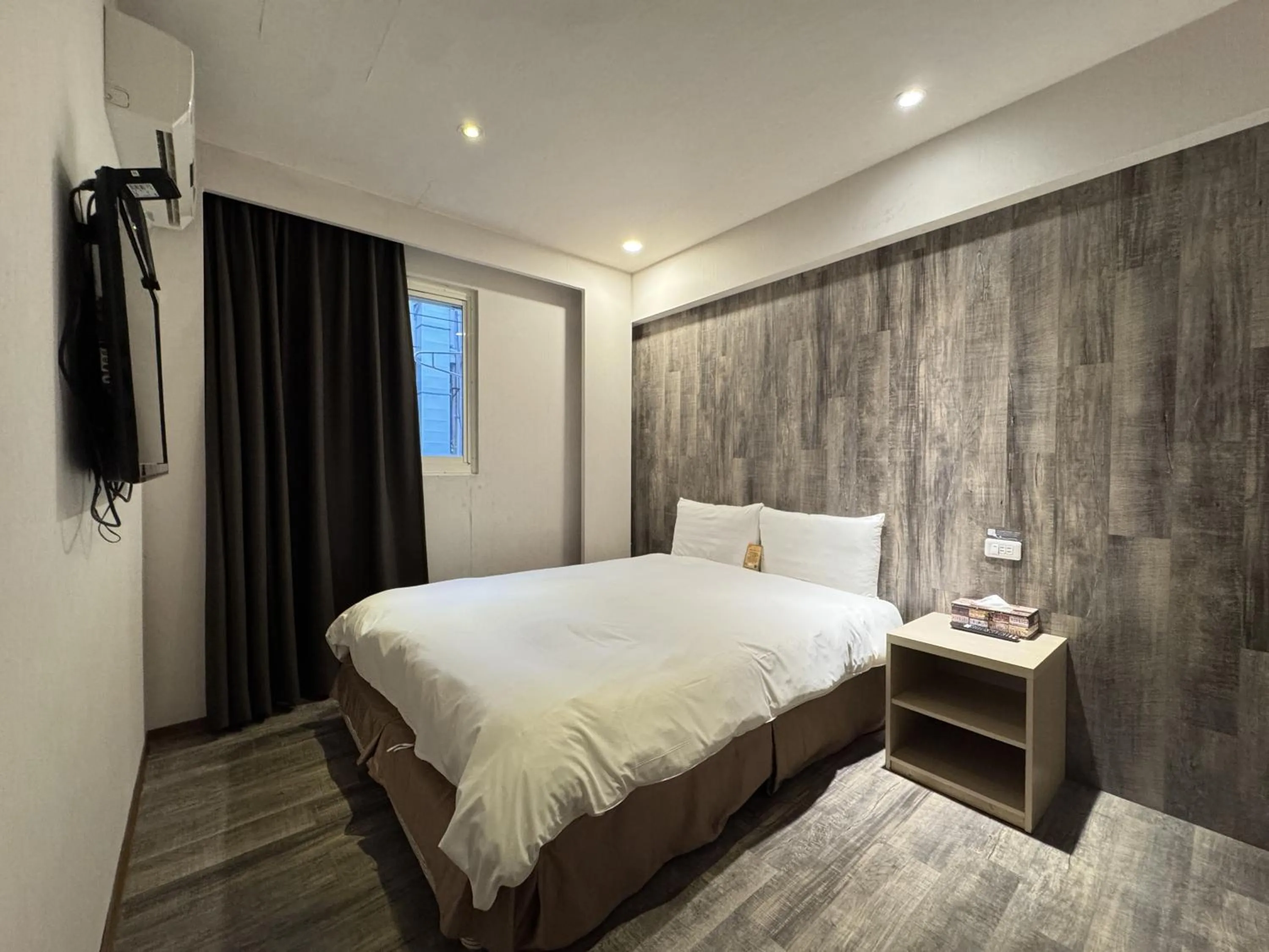 Photo of the whole room, Bed in Roaders Hotel Hualien Dongda