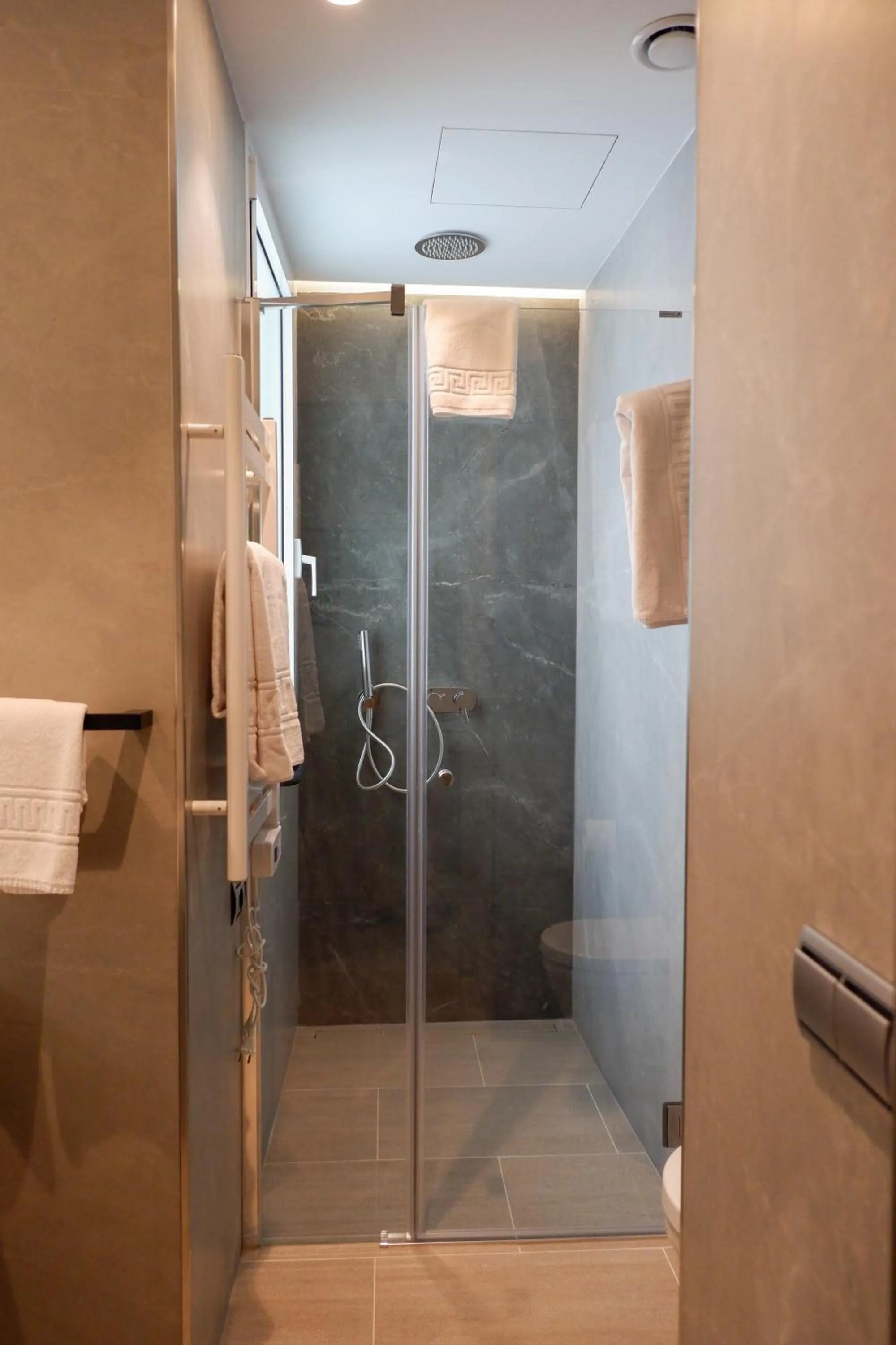 Shower in U-Sense Sevilla Catedral