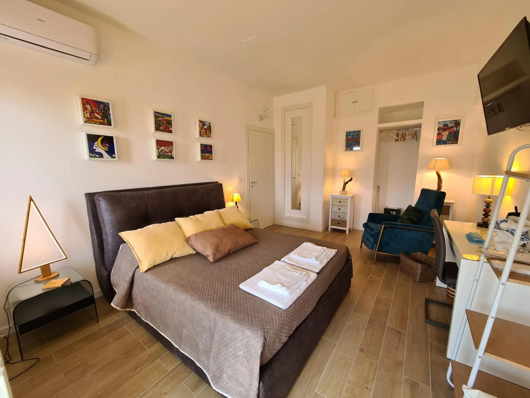 Bed in Le Dimore del Gufo B&B and Apartments Suite