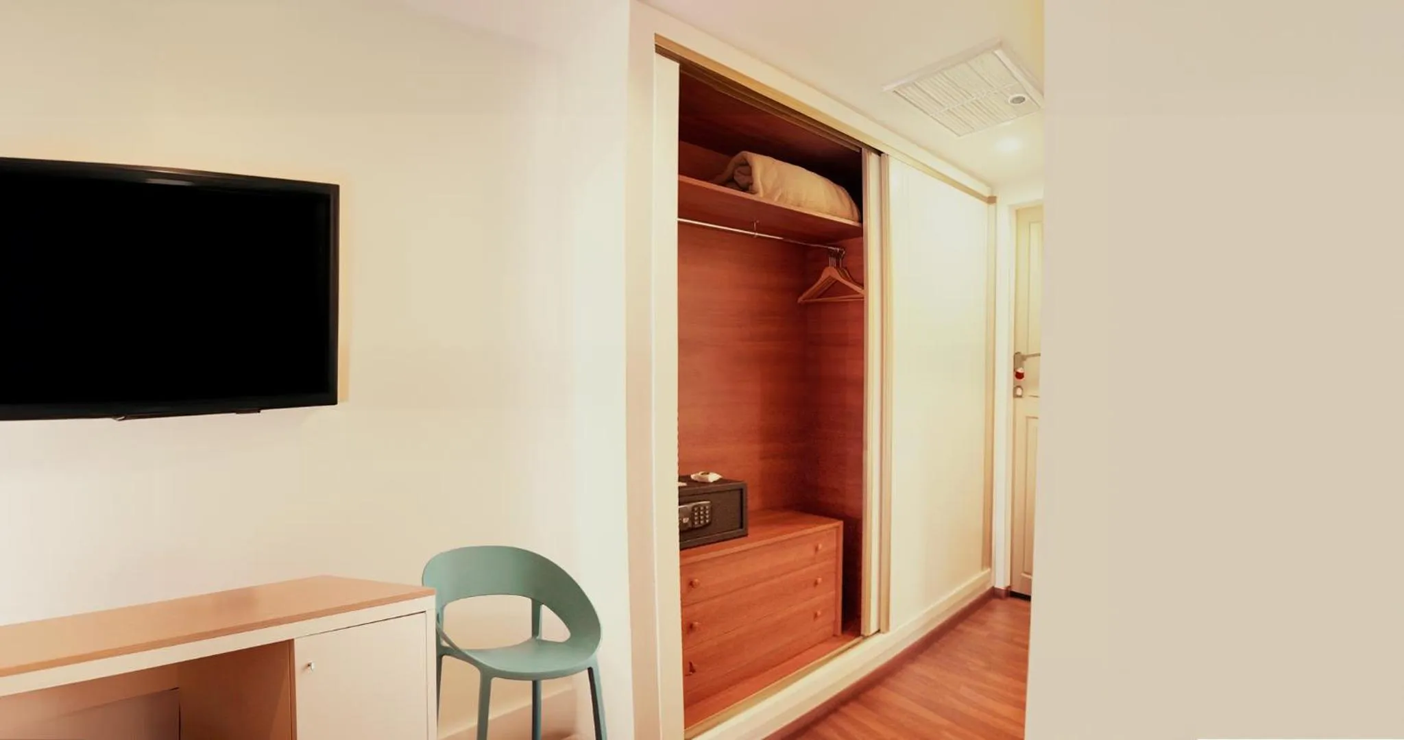 wardrobe in Hotel Vértice Chipiona Mar