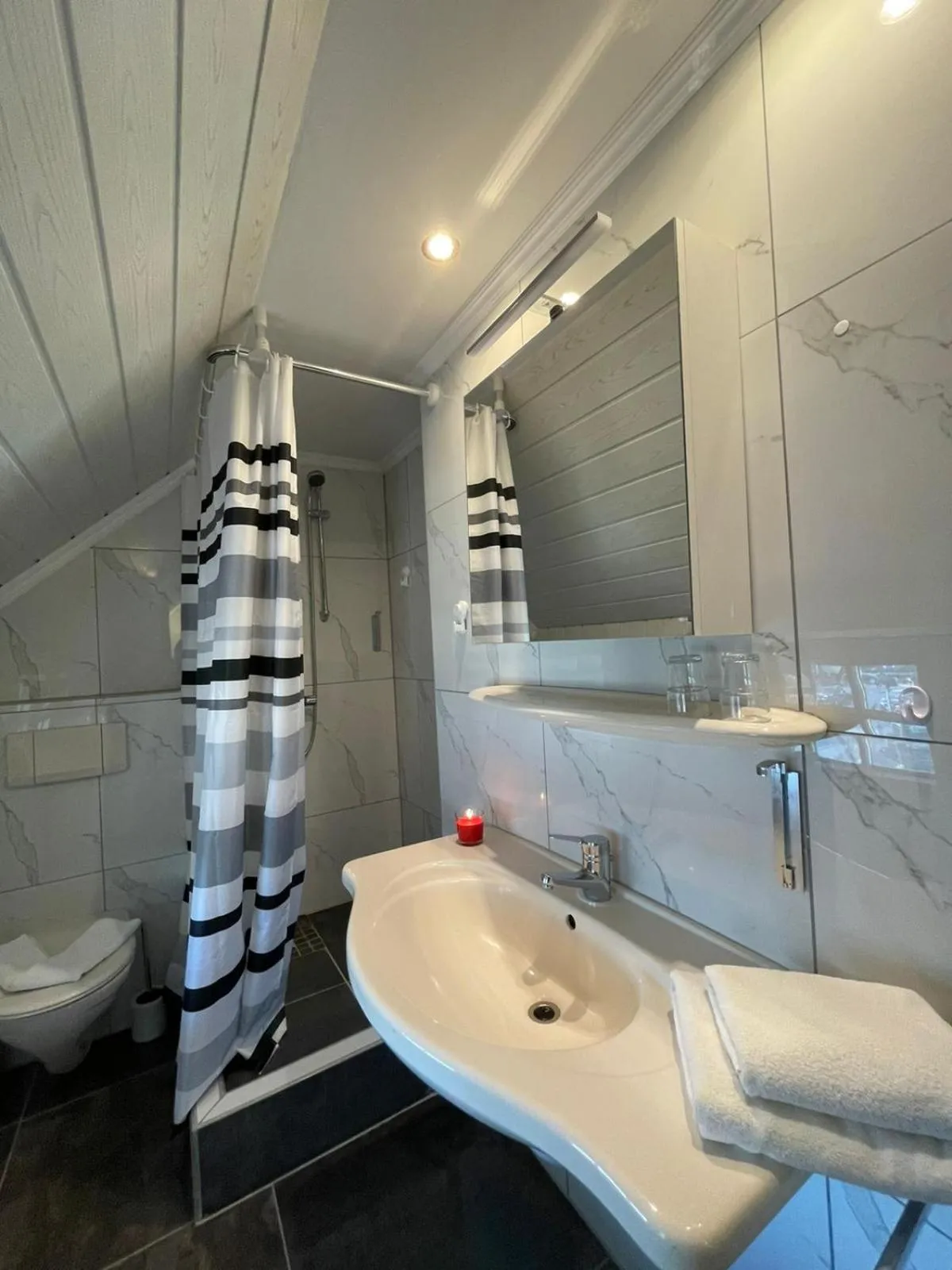 Bathroom in Varel Bay Hotel