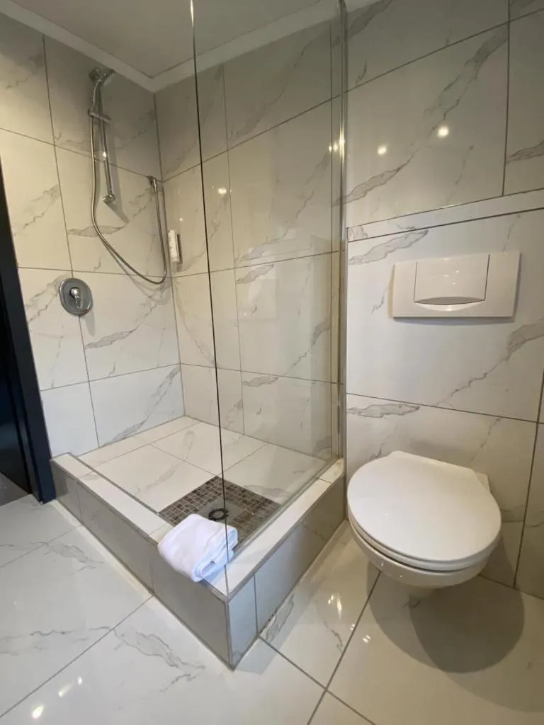 Shower in Varel Bay Hotel