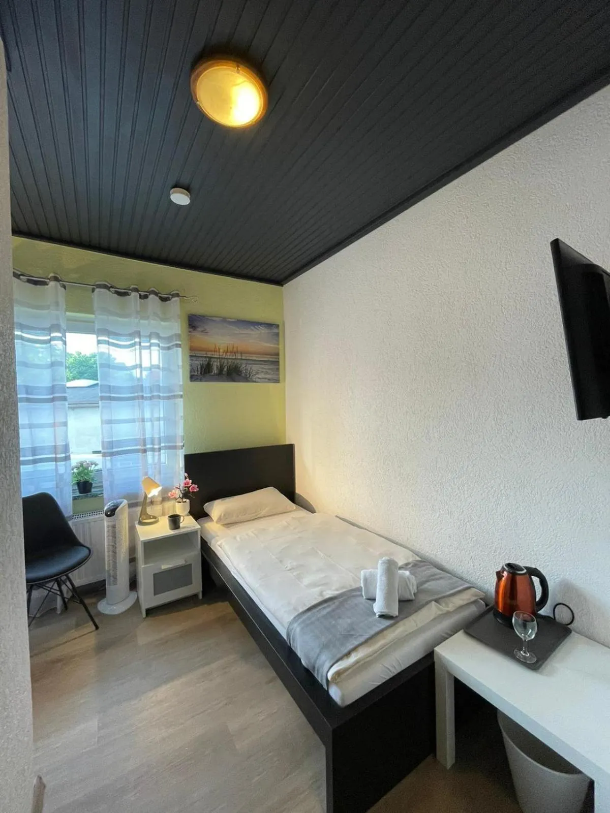 Photo of the whole room, Bed in Varel Bay Hotel