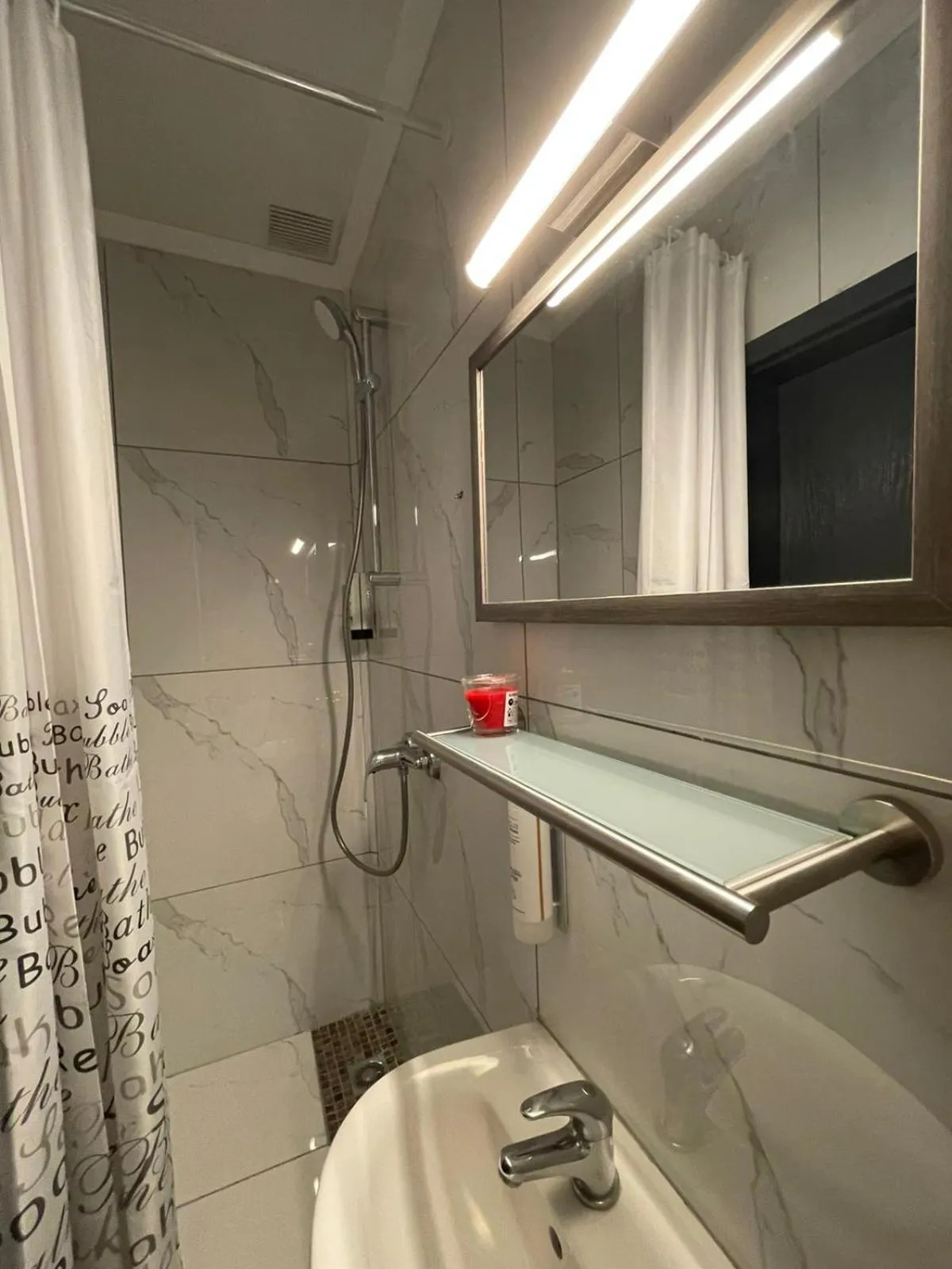 Bathroom in Varel Bay Hotel