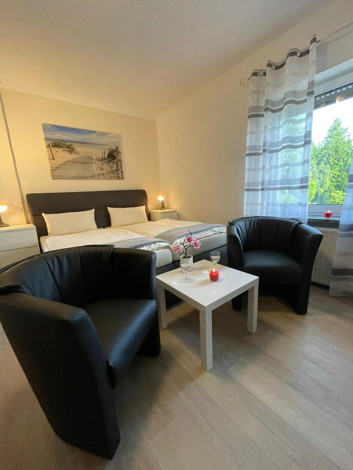 Photo of the whole room in Varel Bay Hotel