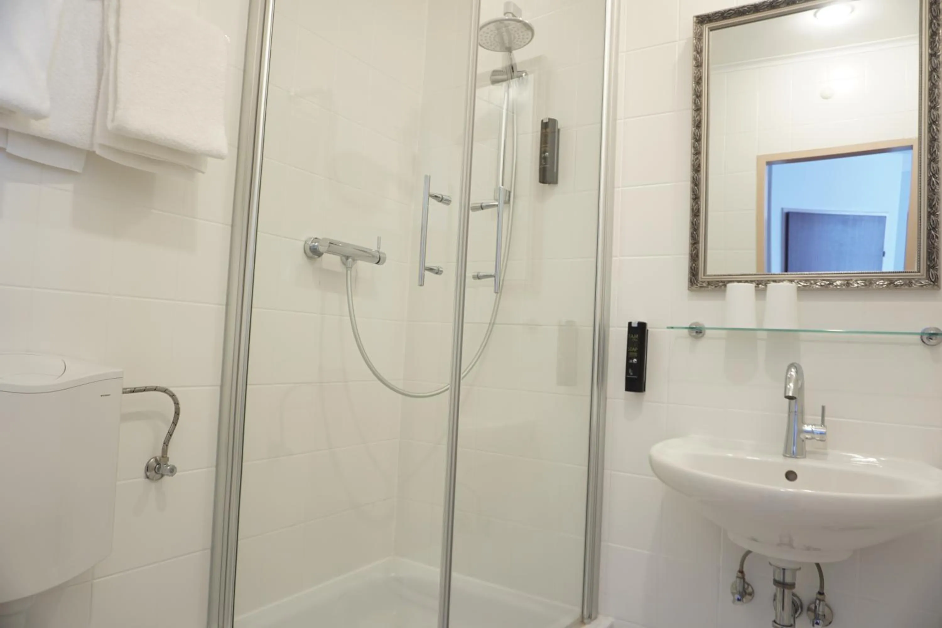 Bathroom in Hotel Pension Lumes - Self Check In