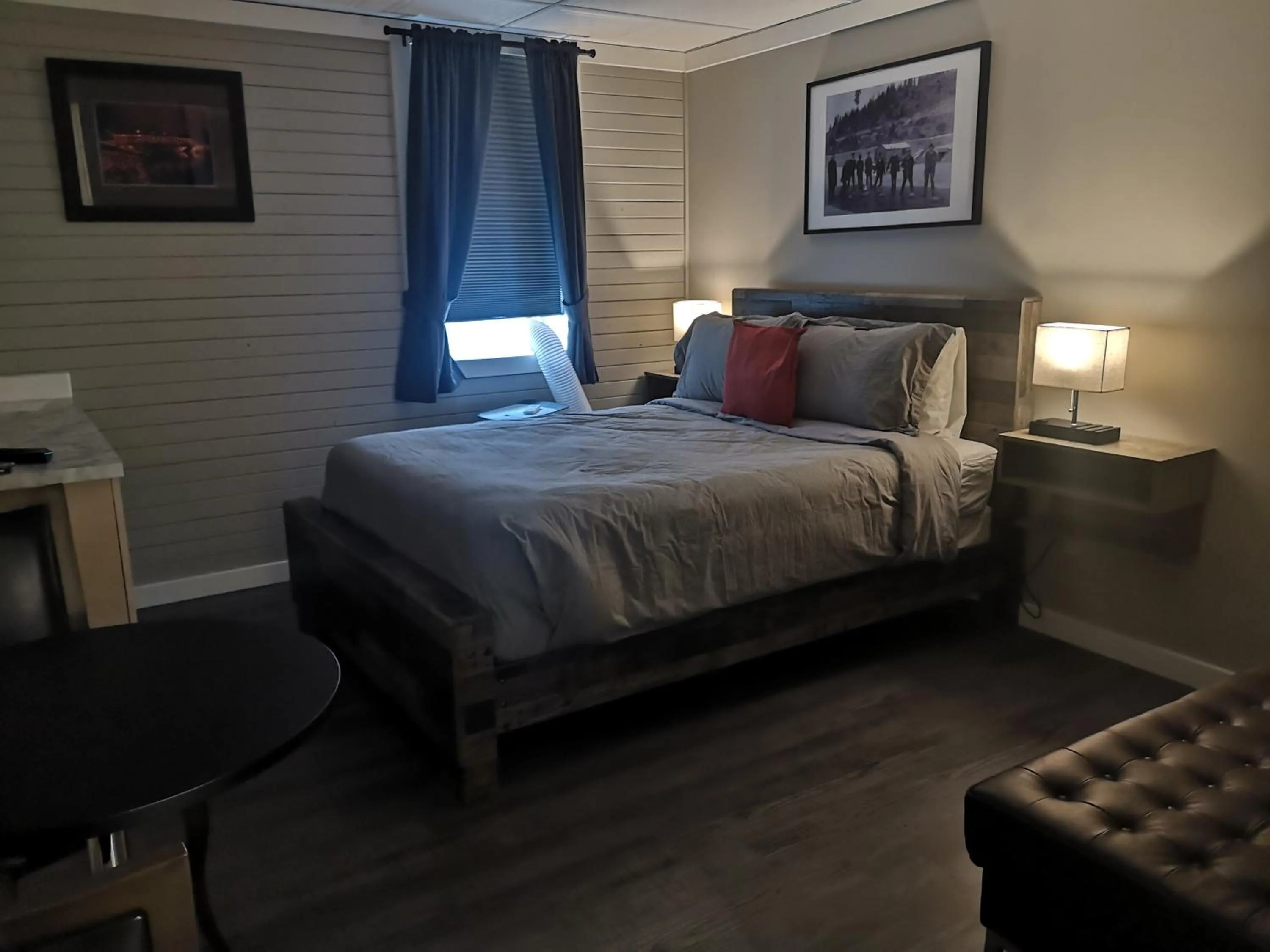 Bed in The Cache Hotel and Lodgings