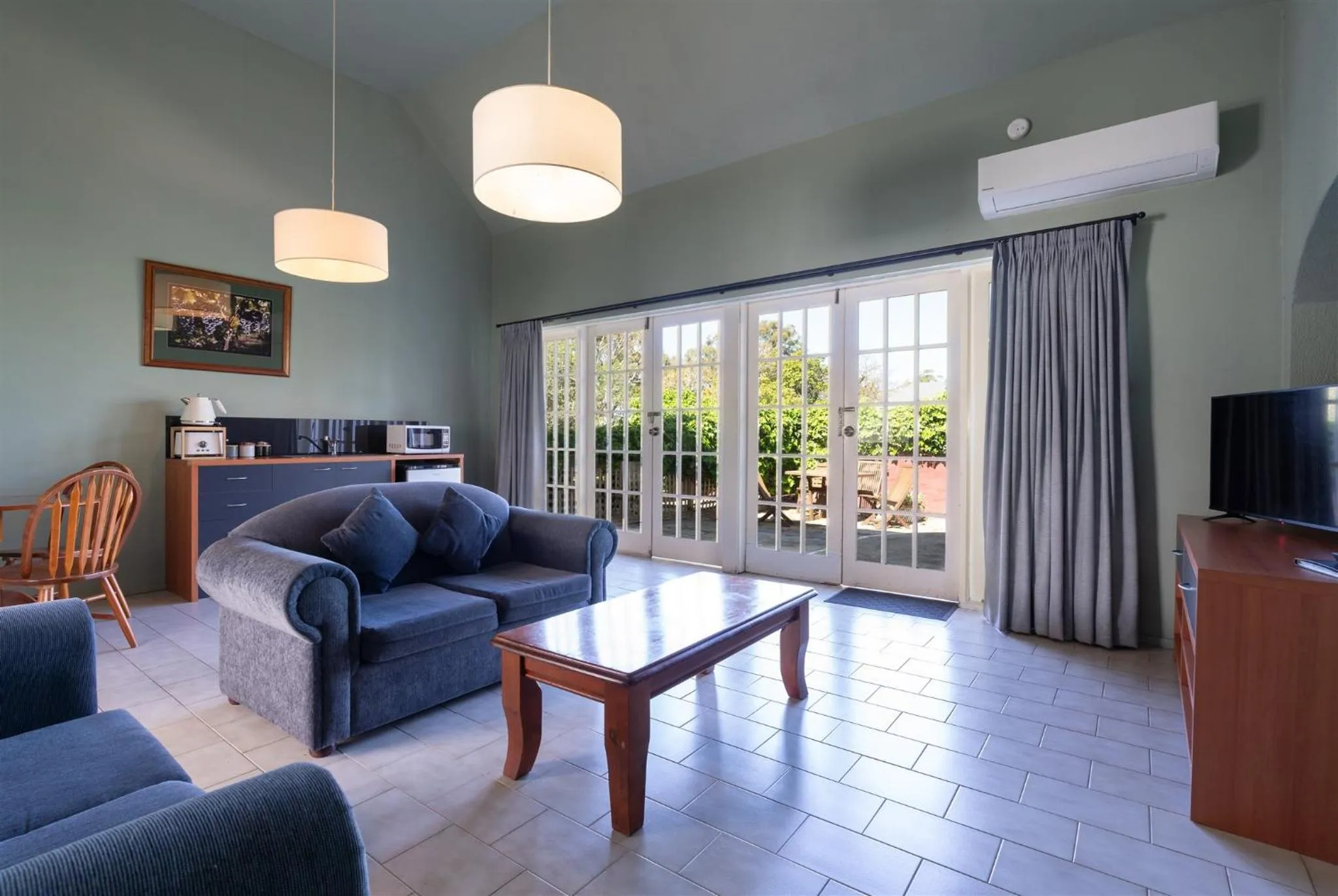 TV and multimedia in Coolangatta Estate Shoalhaven Heads