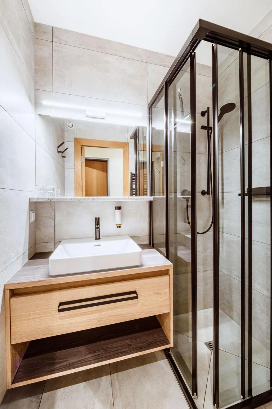 Bathroom, Bed in Harmls Aparthotel