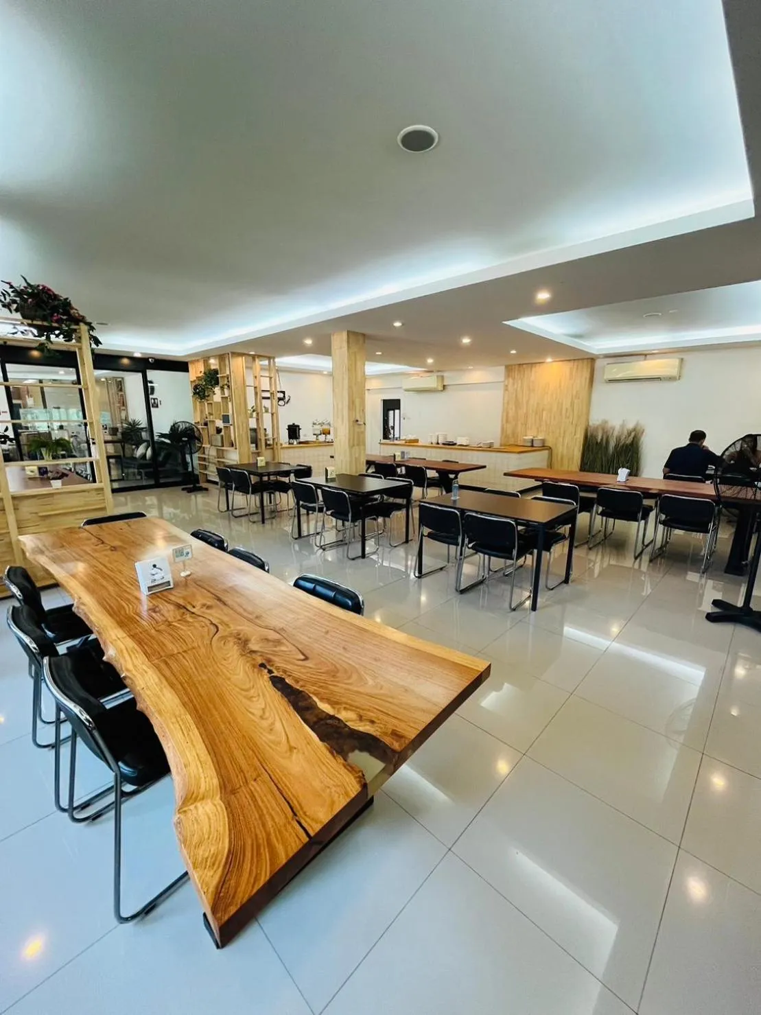 Restaurant/places to eat in Bualinn Resort