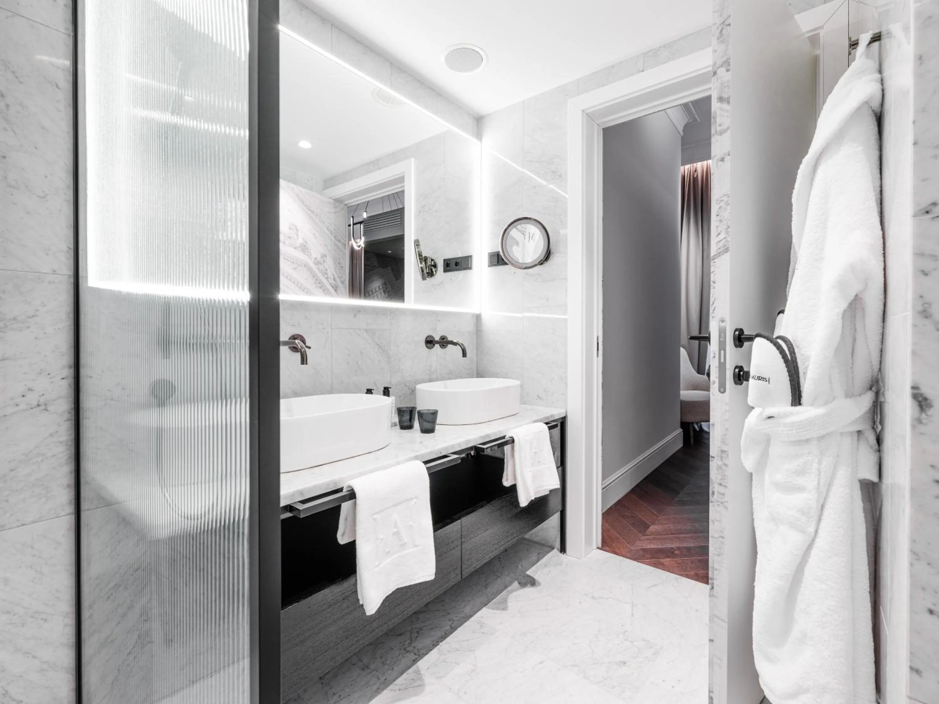 Shower, Bed in The Amauris Vienna - Relais & Châteaux