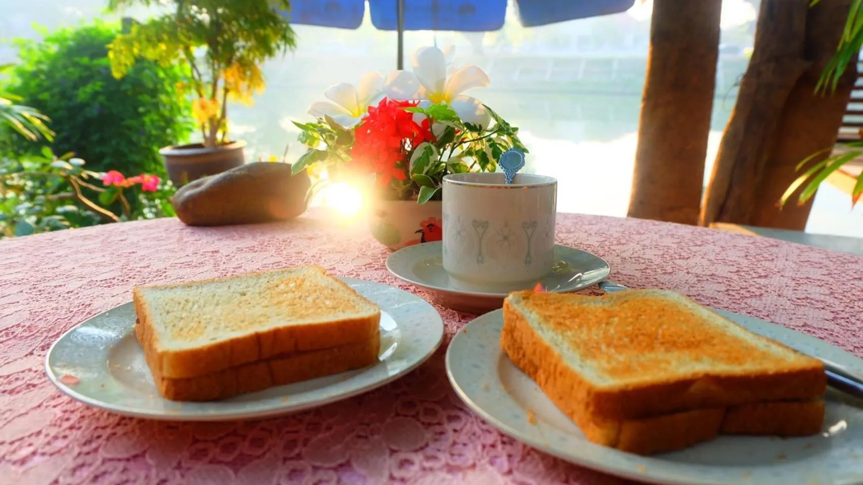 Restaurant/places to eat in Loy Manee House