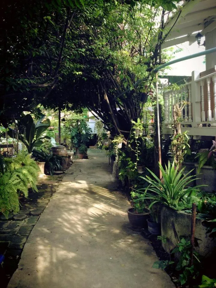 Facade/entrance in Loy Manee House