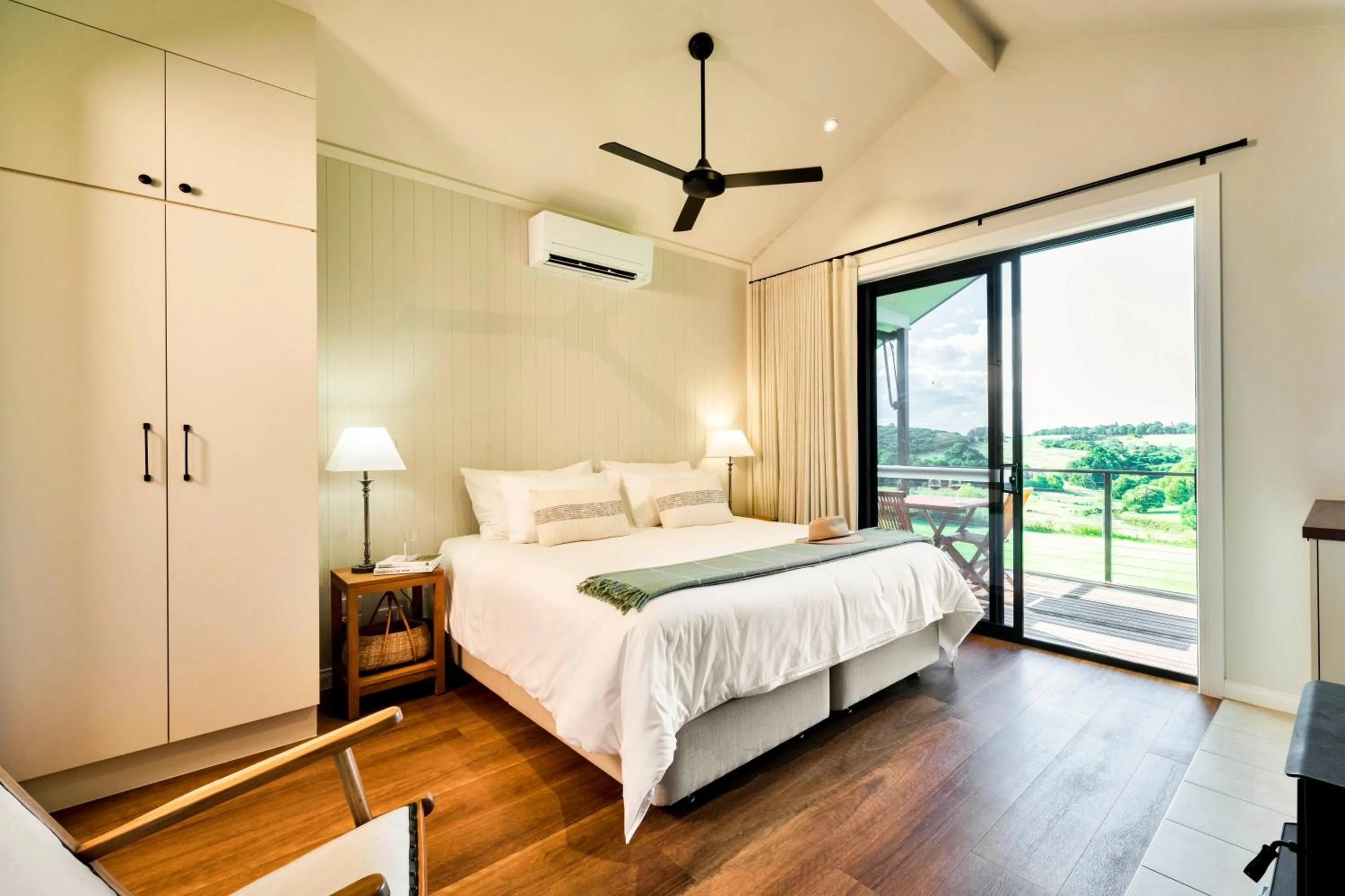 Photo of the whole room, Bed in Beechmont Estate