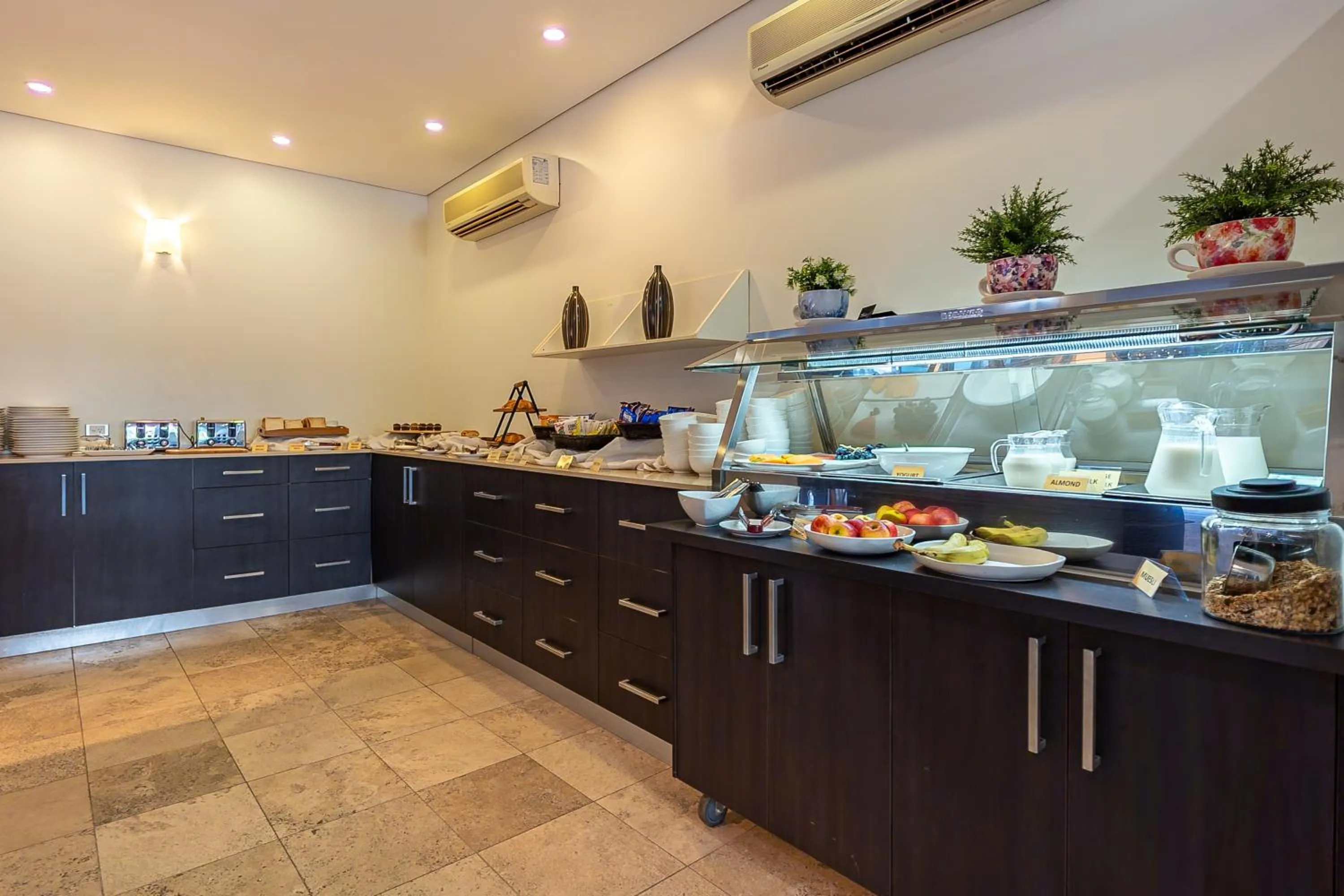 Restaurant/places to eat in Vitina Studios by Argus