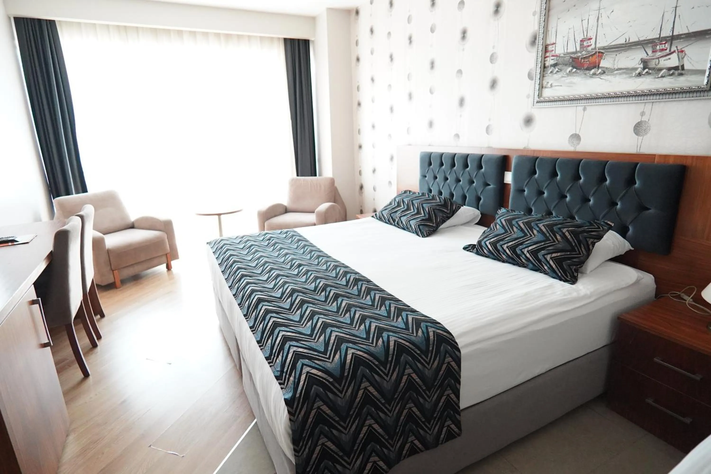 Communal lounge/ TV room, Bed in Grand Karot Hotel