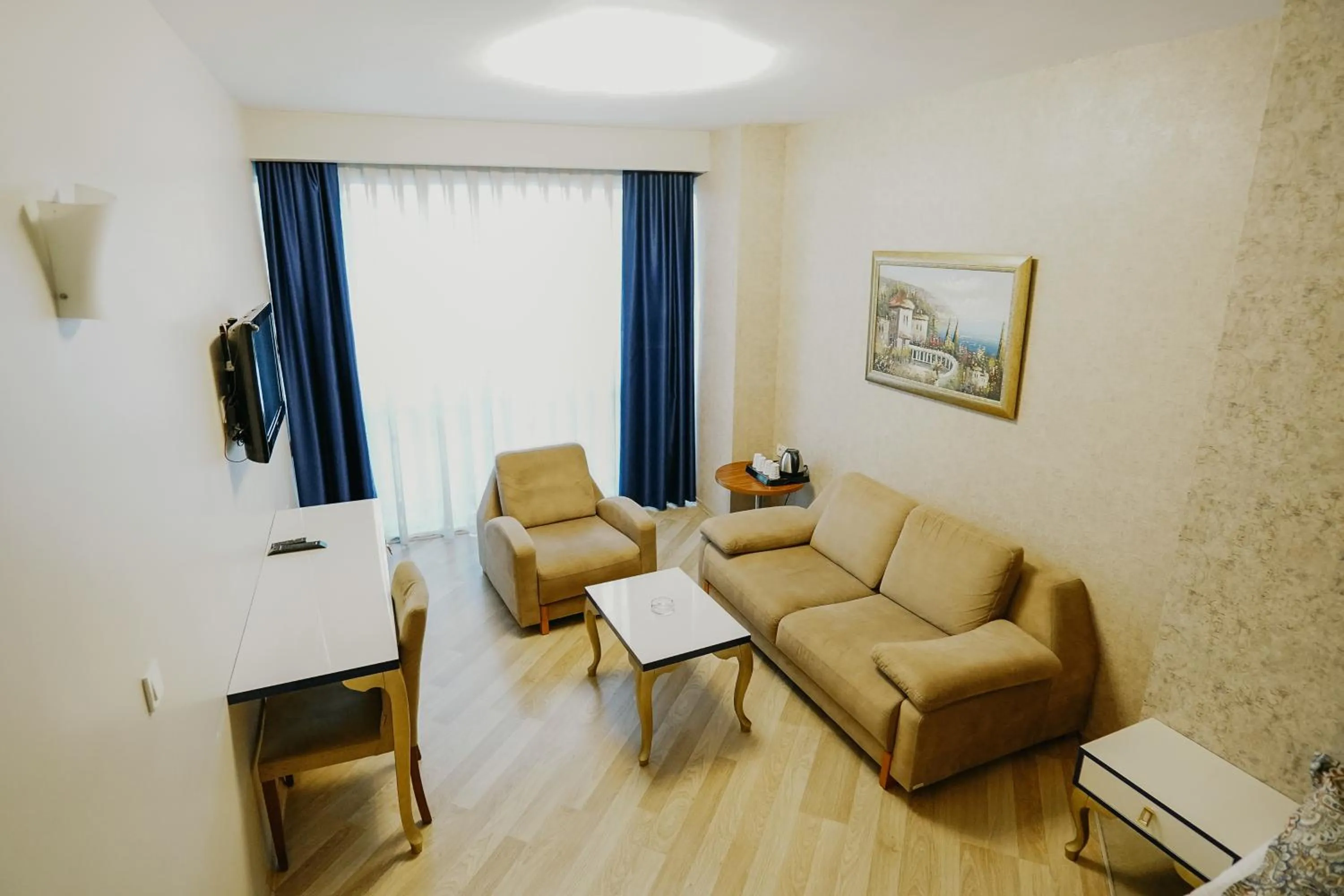 Communal lounge/ TV room in Grand Karot Hotel