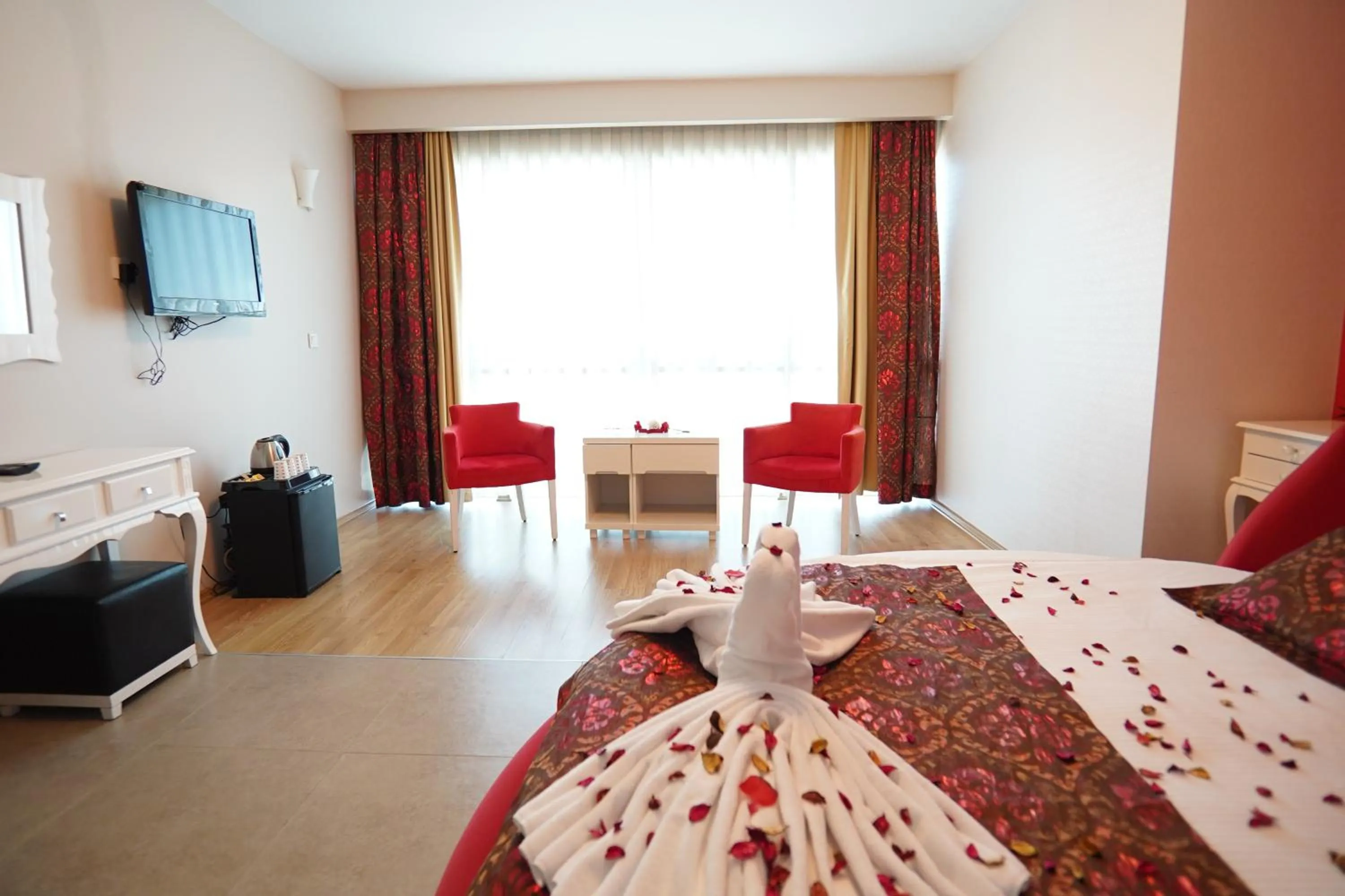 Communal lounge/ TV room, Bed in Grand Karot Hotel